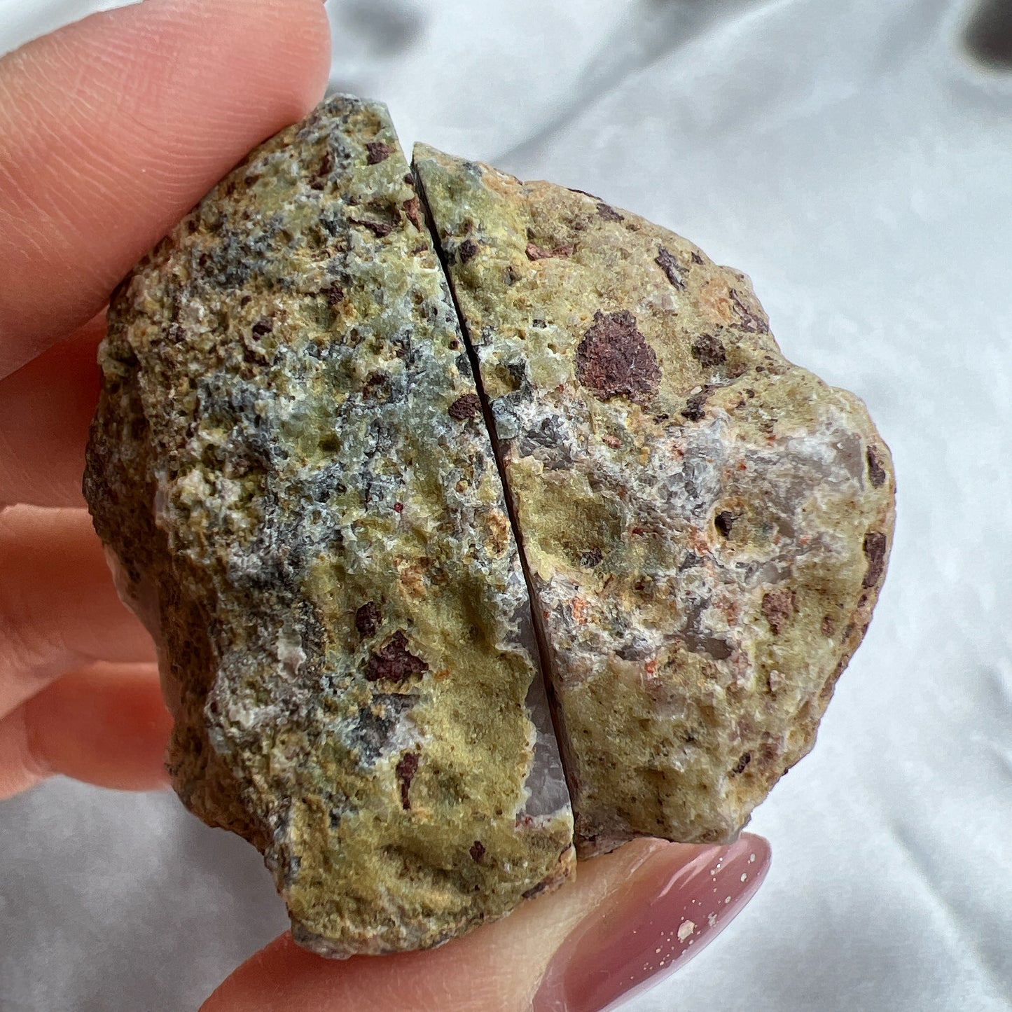 拉古納瑪瑙產自墨西哥。它於20世紀40年代末被發現,來自大約3800萬年前的堅硬宿主岩石。 拉古納瑪瑙通常很小,但較大的標本也經常被發現。它最受歡迎的特點是其對比明亮和深色。拉古納瑪瑙是一種瑪瑙礦物的變種,以緊密的斑紋和鮮豔的顏色而聞名。瑪瑙是一種玉髓類型,通常略帶半透明,各種顏色和質地。它在莫氏硬度標準上的硬度約為7。 拉古娜瑪瑙最令人期待而吸引和感到刺激的是一顆瑪瑙在他未被切割之前,你永遠不知道他裏面是什麼顏色、什麼紋路。所以擁有一顆完整紋路的拉古納瑪瑙真是可遇不可求的! 只是看到都能感覺到幸福哦😍