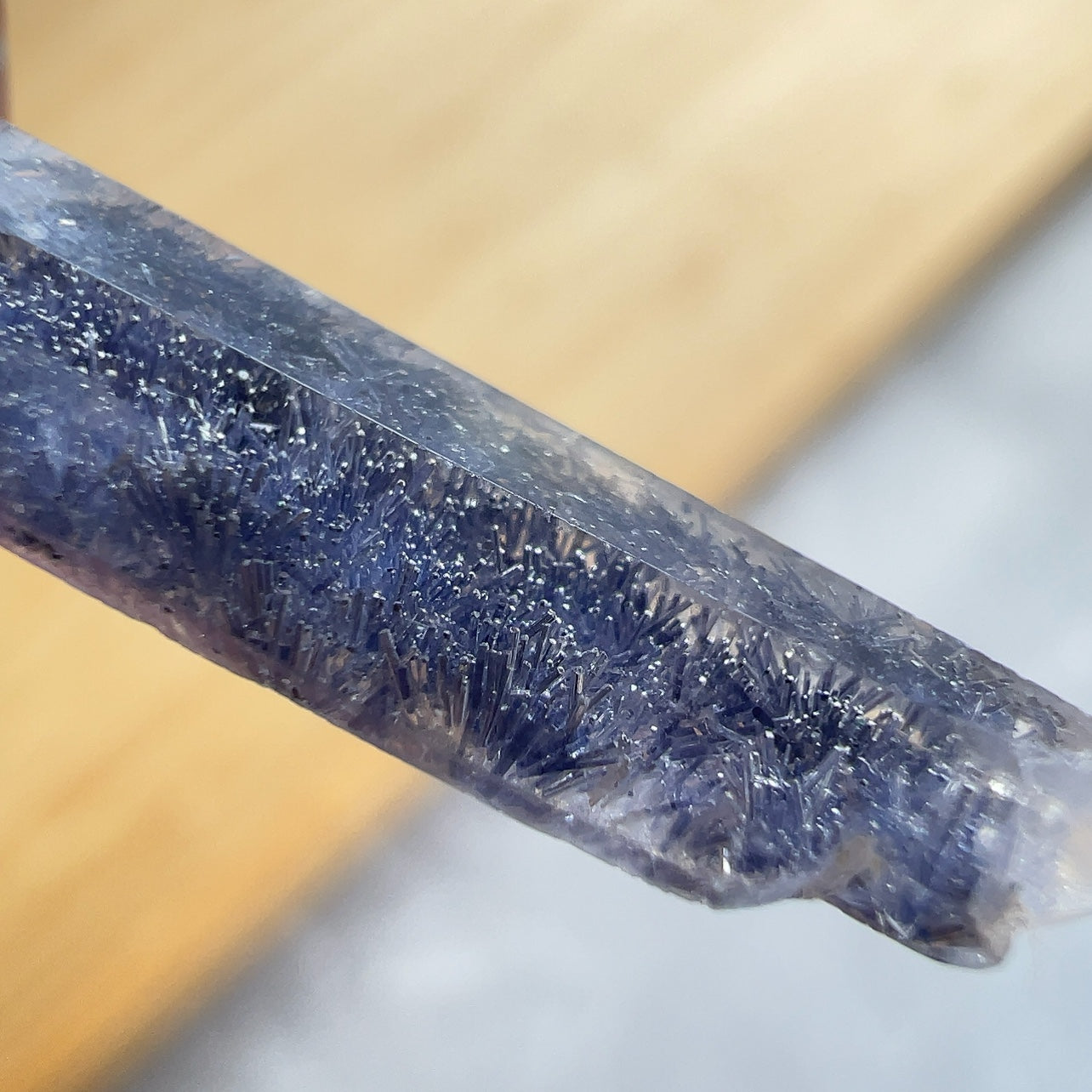 藍線石 -全清晶,質素靚靚 -其蔚藍色澤能帶給人平靜、安穩及喜悅 -擺脫負面思想,緩解情緒,增加正能量 -增加面對困難和挑戰的自信勇氣和積極處事的態度 -提升說話技巧,改善人際關係 -能啟發智慧,加強創意力和腦部思維