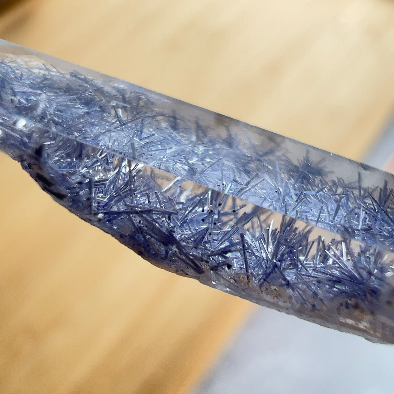 藍線石 -全清晶,質素靚靚 -其蔚藍色澤能帶給人平靜、安穩及喜悅 -擺脫負面思想,緩解情緒,增加正能量 -增加面對困難和挑戰的自信勇氣和積極處事的態度 -提升說話技巧,改善人際關係 -能啟發智慧,加強創意力和腦部思維