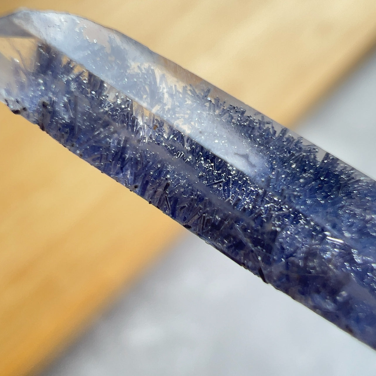 藍線石 -全清晶,質素靚靚 -其蔚藍色澤能帶給人平靜、安穩及喜悅 -擺脫負面思想,緩解情緒,增加正能量 -增加面對困難和挑戰的自信勇氣和積極處事的態度 -提升說話技巧,改善人際關係 -能啟發智慧,加強創意力和腦部思維