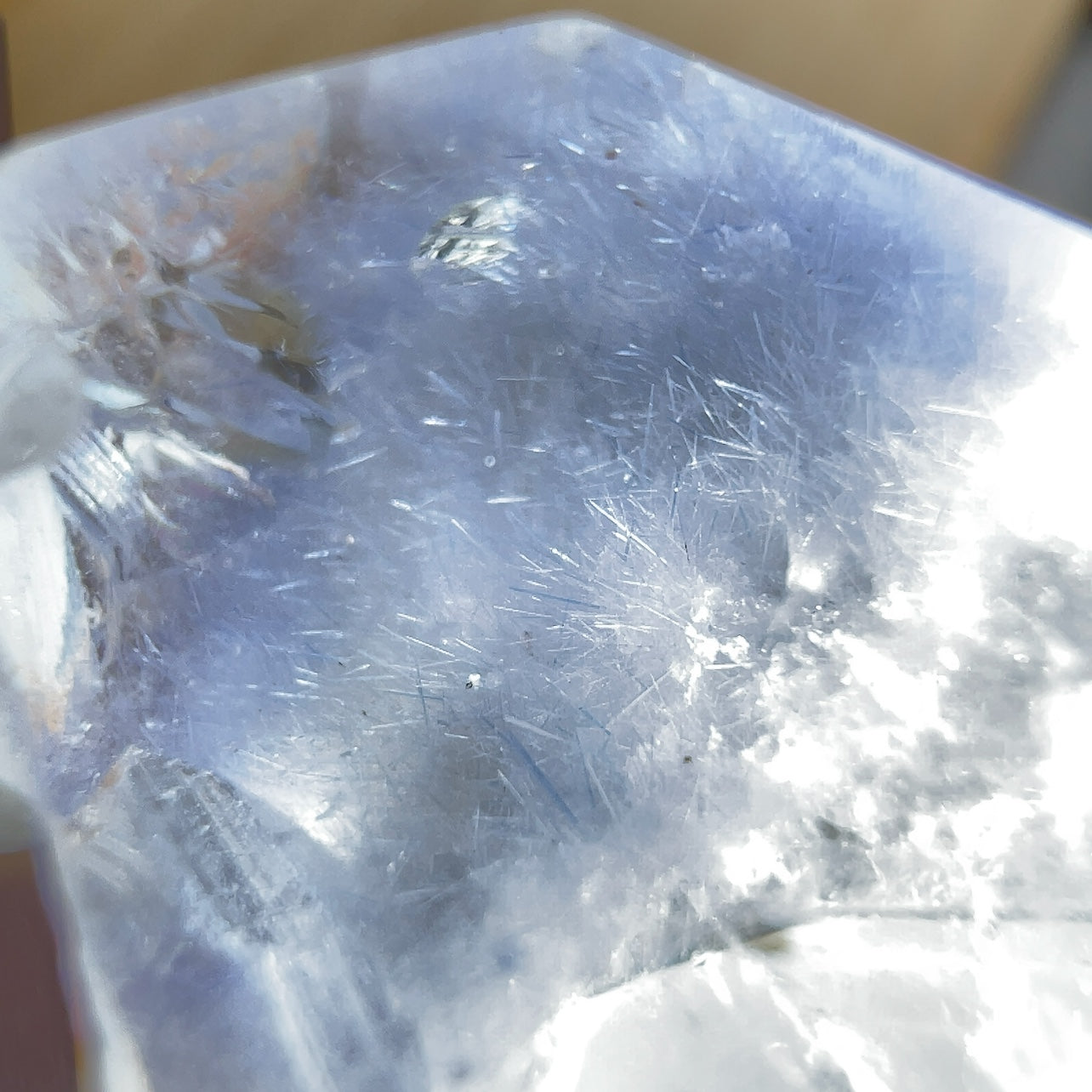 藍線石 -全清晶,質素靚靚 -其蔚藍色澤能帶給人平靜、安穩及喜悅 -擺脫負面思想,緩解情緒,增加正能量 -增加面對困難和挑戰的自信勇氣和積極處事的態度 -提升說話技巧,改善人際關係 -能啟發智慧,加強創意力和腦部思維