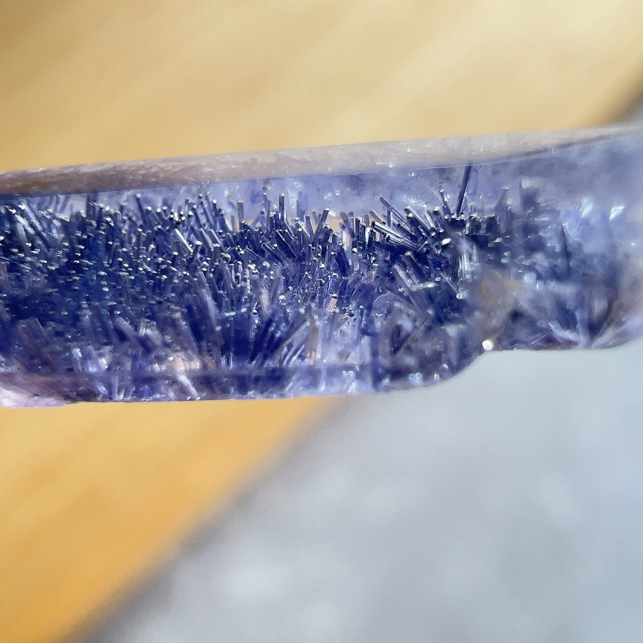 藍線石 -全清晶,質素靚靚 -其蔚藍色澤能帶給人平靜、安穩及喜悅 -擺脫負面思想,緩解情緒,增加正能量 -增加面對困難和挑戰的自信勇氣和積極處事的態度 -提升說話技巧,改善人際關係 -能啟發智慧,加強創意力和腦部思維