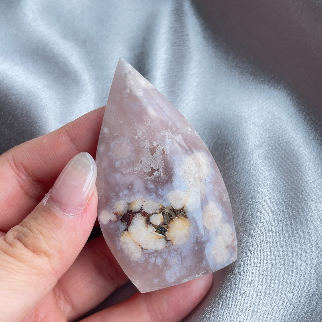 紫晶櫻花瑪瑙 瑪瑙-Agate品種繁多,整個瑪瑙家族十分龐大。其中一種瑪瑙充滿溫柔優雅之美,深受女仕們喜愛,就是櫻花瑪瑙 - Blossoms Agate🌸 櫻花瑪瑙被視為寶石中的「第三眼」,靈性十足,象徵友善與愛心,也代表希望。 櫻花瑪瑙晶體內含粉白色、猶如朵朵盛開之櫻花的共生礦,每枝形態獨一無二,為人帶來溫柔細膩的內涵,會令人要停下來慢慢欣賞佢嘅美。 -能令人精神放鬆,減少失眠症狀 -瑪瑙具有平衡,穩定及保護的作用 -也是護身符及辟邪物,有保平安功效 -瑪瑙維持身心和諧,增強愛、忠誠及勇氣 紫晶 -代表著智慧,幫助頭腦清晰 -有助思考,激發創意,加強記憶力 -有「社交之石」之稱,助你廣結人緣 -舒緩緊張情緒,鎮定安神