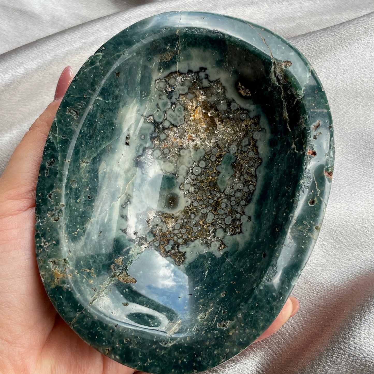 海洋碧玉又名海洋石,是馬達加斯加的特產,最初發現於沿海地區,顏色範圍廣泛,色彩多樣性,大多數是由不透明的玉髓及石英組成的,而有些部分則是半透明及結晶化的。而海洋碧玉也稱作球形碧玉(Orbicular Jasper)。 海洋碧玉是你心情覺得沮喪時的好夥伴 -穩定情緒,平衡身心 -釋除負面的自我認知 -排走負能量,令頭腦清晰 -開啟內心的快樂和滿足
