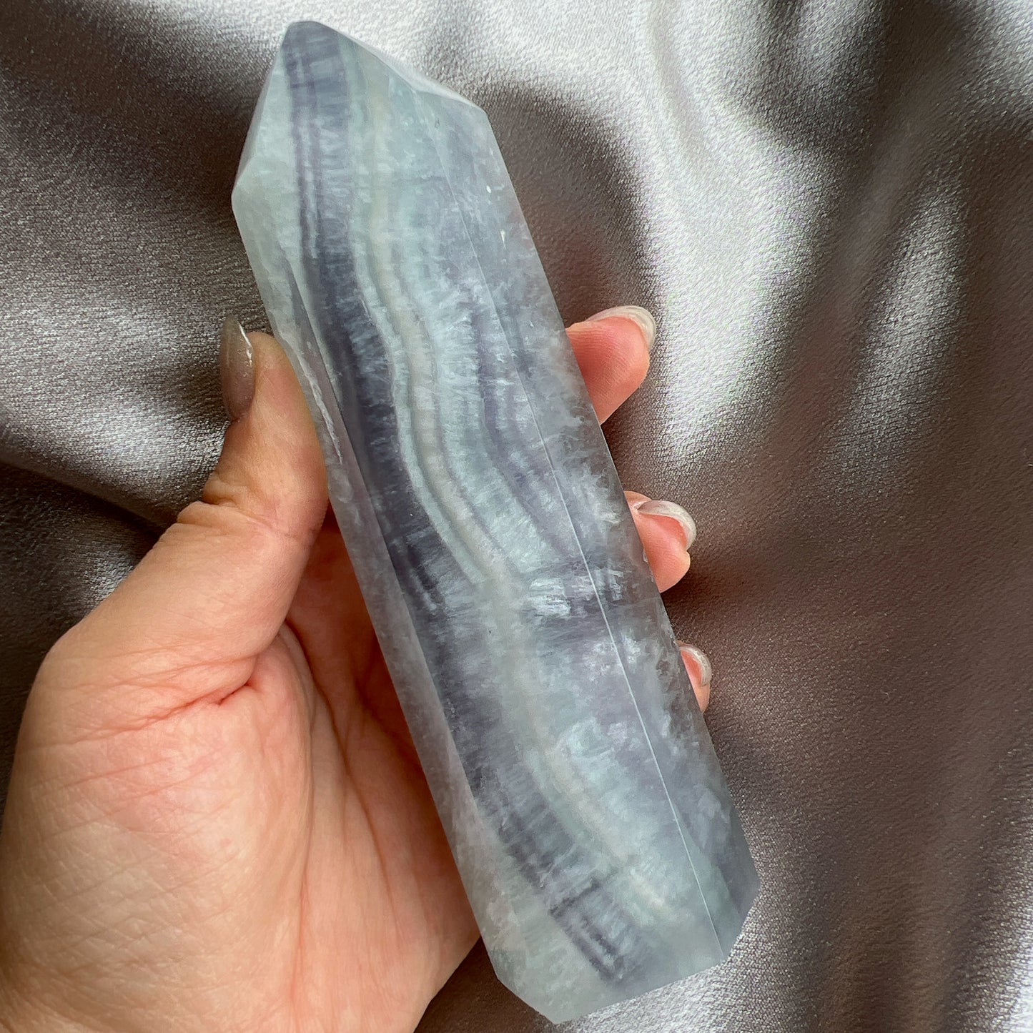 藍色千層螢石柱 螢石是不可或缺的晶石之一,除左螢石有豐富嘅色彩和好高的觀賞價值之外,放她在工作枱亦都可以時時刻刻緩解煩躁的情緒,有助減低壓力,去除人體積累的負能量,同時亦可以減低電子器材發出的輻射。 -幫助保持頭腦清晰 -激發創造性,增加創意思考 -特別適合安靜動腦使用者人群 -減壓,緩解煩躁的情緒 -去除身體負能量
