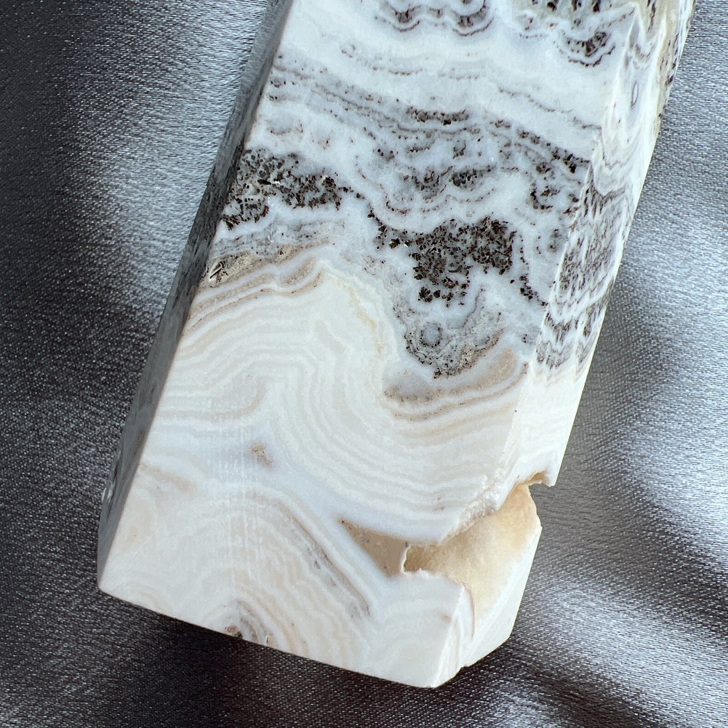 軟錳礦方解柱 -淨化、平衡、排除負能量,為你帶來正能量 -令人放鬆心情,舒緩壓力,讓心情開朗 -令你重拾自信心, -可用來改善環境中的氣味及能量 -改善人際關係