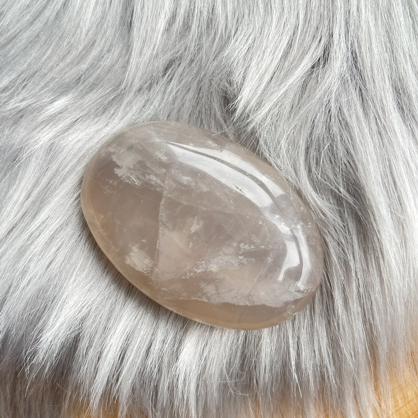 藍粉晶手把 馬達加斯加粉晶由於經過千億年地殼運動的擠壓,從而在其內部產生冰裂和棉絮,這絕不是瑕疵。 粉晶能教導我們更愛自己,好好愛自己能夠吸引到正面好姻緣❤️ -鬆弛緊張情緒,保持開朗心境 -軟化憤怒情緒,和解衝突 -展現溫柔和諧的愛,增加親和力 -增進人際關係