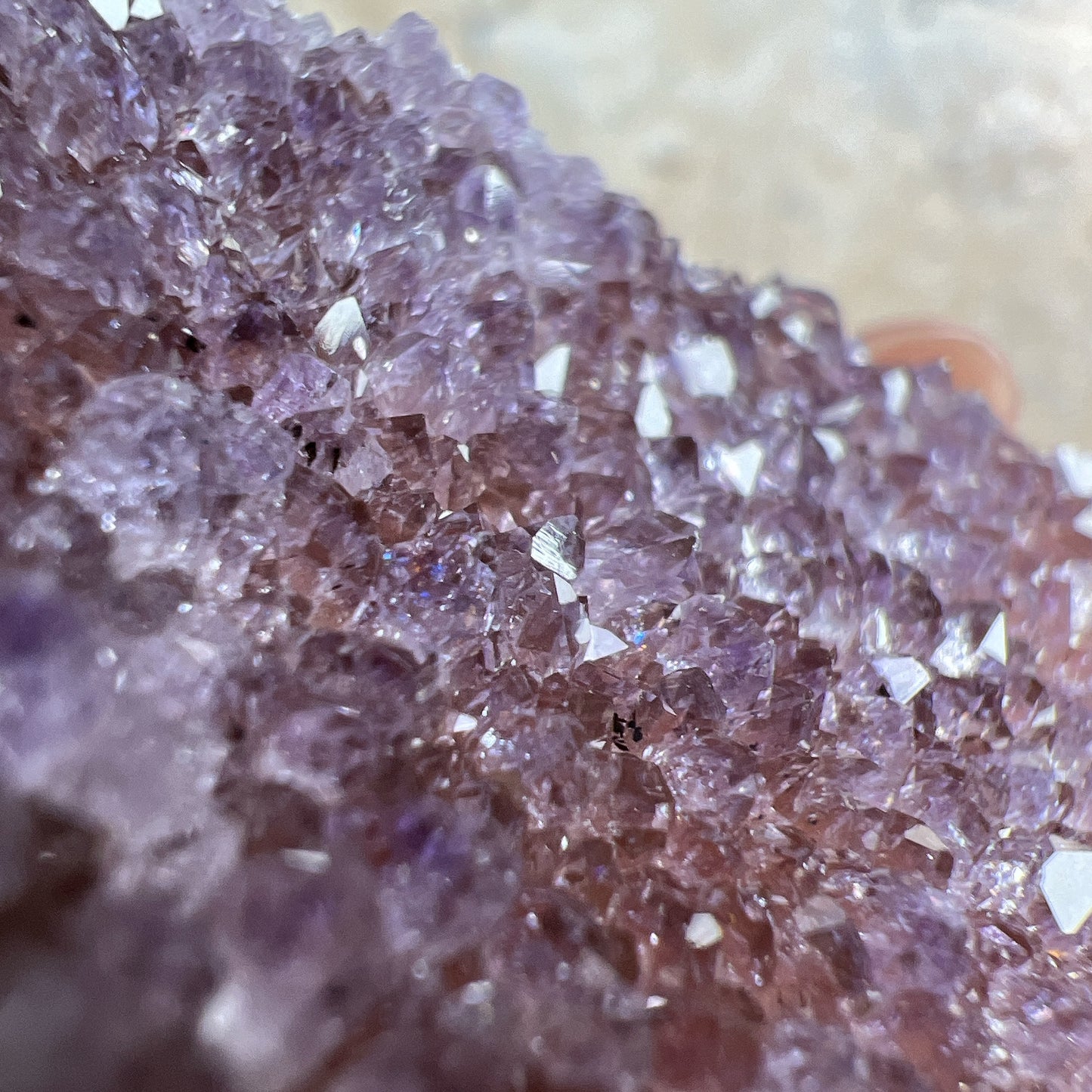 紫水晶 -代表著智慧,幫助頭腦清晰 -增加機智,提高直覺力與潛意識 -有助思考,激發創意,加強記憶力 -有「社交之石」之稱,有助於常遇貴人 -紫色光招引人緣及貴人,具有中國風水學裡「因貴得財」之意。 -加強包容心、容忍性 -舒緩緊張情緒,鎮定安神