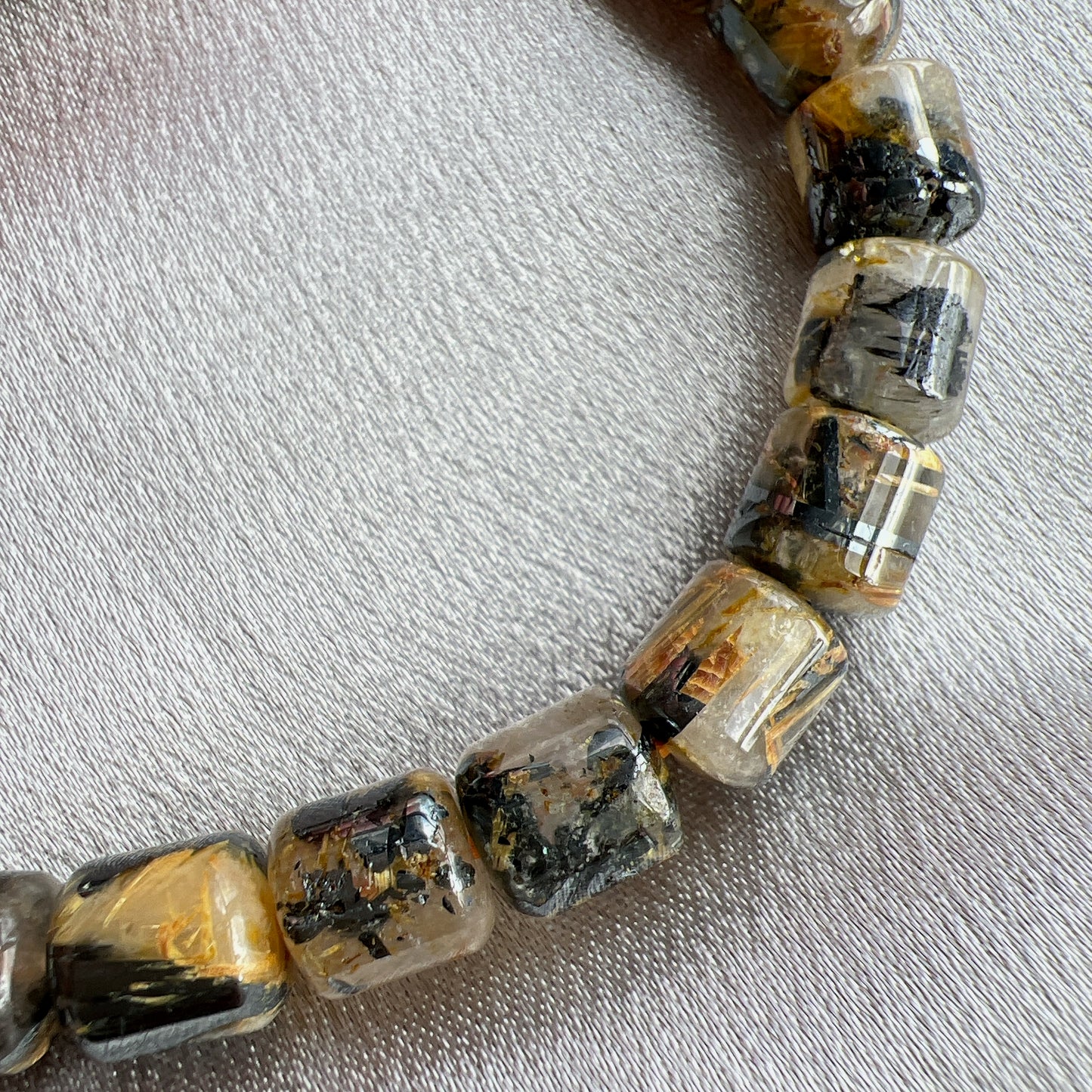 母礦金鈦晶/碟鈦晶 -被譽為「財富之石💰」 -寓意吉祥如意,萬事太平 -招主財、偏財,深受商人歡迎 -幫助人找回自信,做事積極向上 -加強決策力,增加其勇氣和魄力 -有辟邪功效