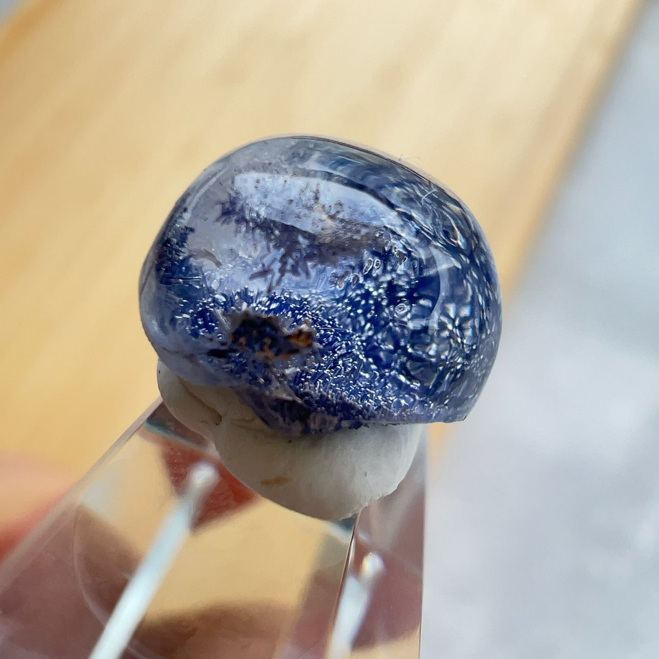 藍線石 -全清晶,質素靚靚 -其蔚藍色澤能帶給人平靜、安穩及喜悅 -擺脫負面思想,緩解情緒,增加正能量 -增加面對困難和挑戰的自信勇氣和積極處事的態度 -提升說話技巧,改善人際關係 -能啟發智慧,加強創意力和腦部思維
