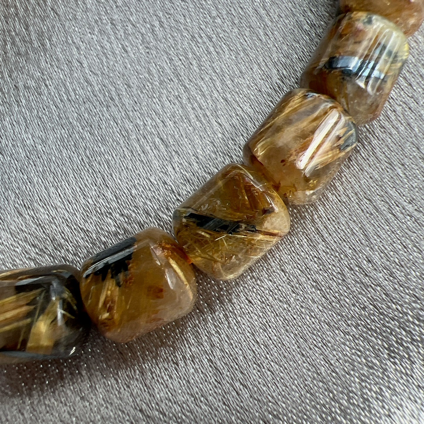 母礦金鈦晶/碟鈦晶 -被譽為「財富之石💰」 -寓意吉祥如意,萬事太平 -招主財、偏財,深受商人歡迎 -幫助人找回自信,做事積極向上 -加強決策力,增加其勇氣和魄力 -有辟邪功效