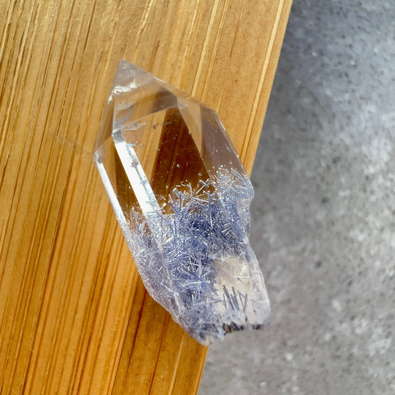 藍線石 -全清晶,質素靚靚 -其蔚藍色澤能帶給人平靜、安穩及喜悅 -擺脫負面思想,緩解情緒,增加正能量 -增加面對困難和挑戰的自信勇氣和積極處事的態度 -提升說話技巧,改善人際關係 -能啟發智慧,加強創意力和腦部思維