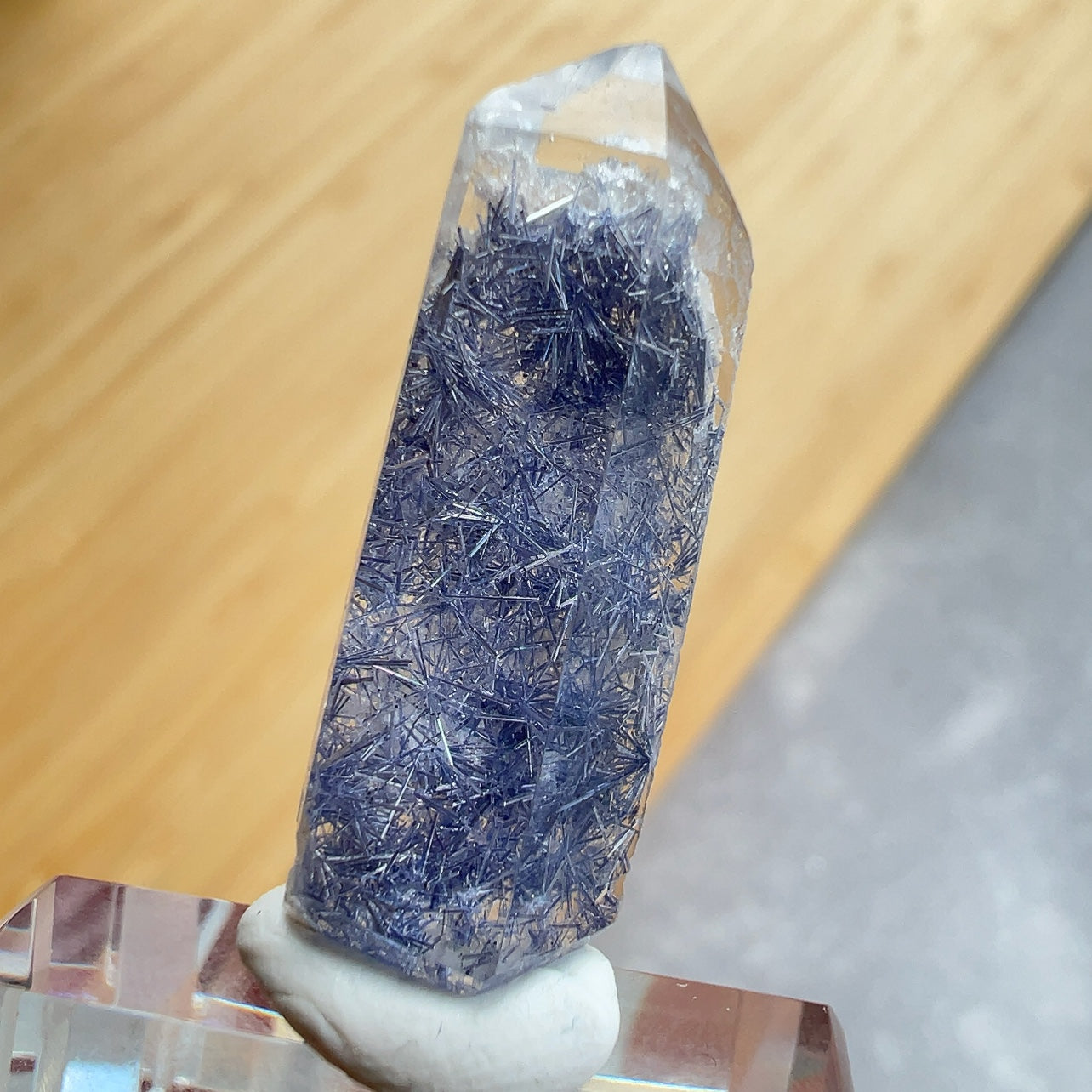 藍線石 -全清晶,質素靚靚 -其蔚藍色澤能帶給人平靜、安穩及喜悅 -擺脫負面思想,緩解情緒,增加正能量 -增加面對困難和挑戰的自信勇氣和積極處事的態度 -提升說話技巧,改善人際關係 -能啟發智慧,加強創意力和腦部思維