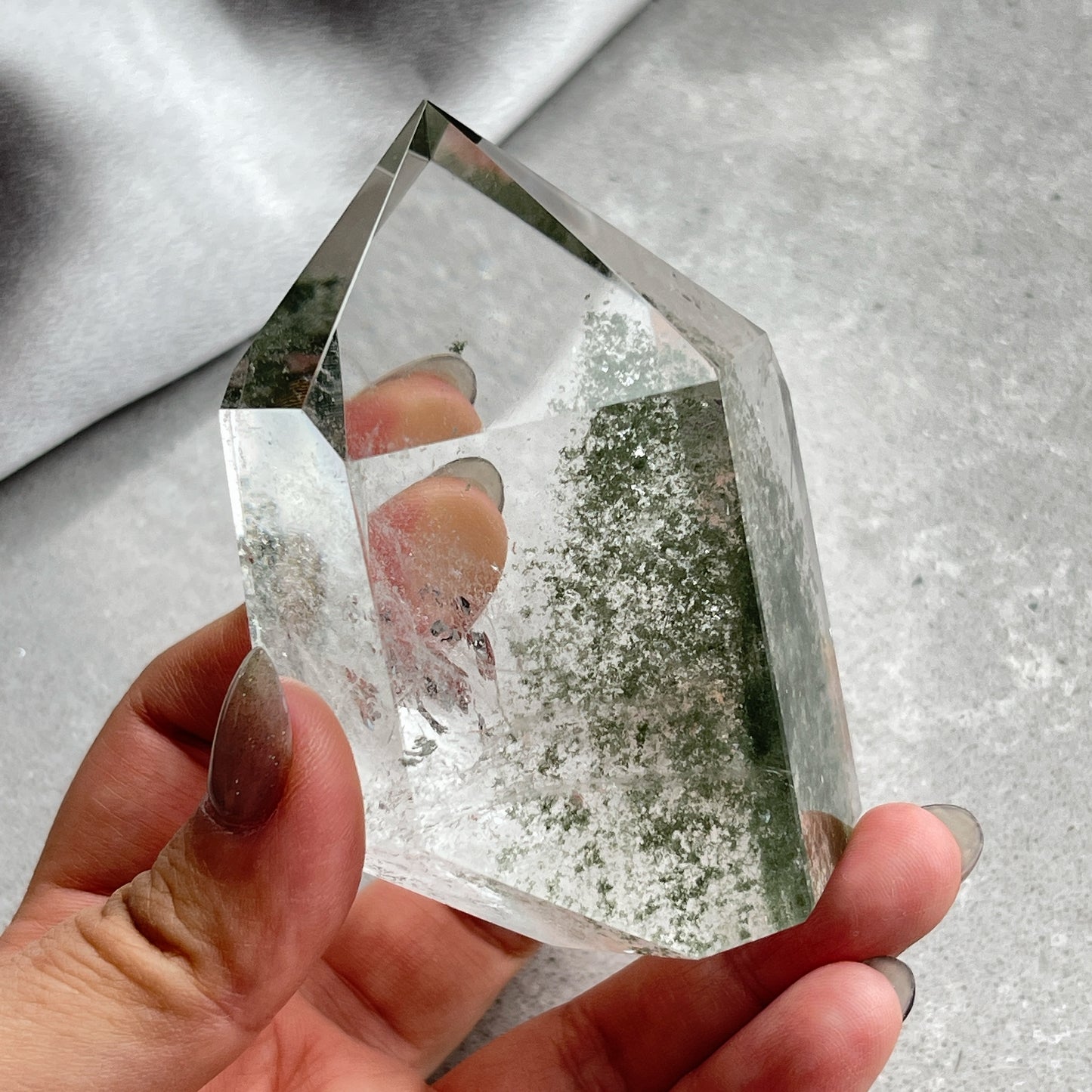 綠幽靈隨形 -主正財,由事業,主意帶來的財富 -聚財,由辛勤努力而累積的財富 -招有助增旺事業的貴人 -平穩情緒