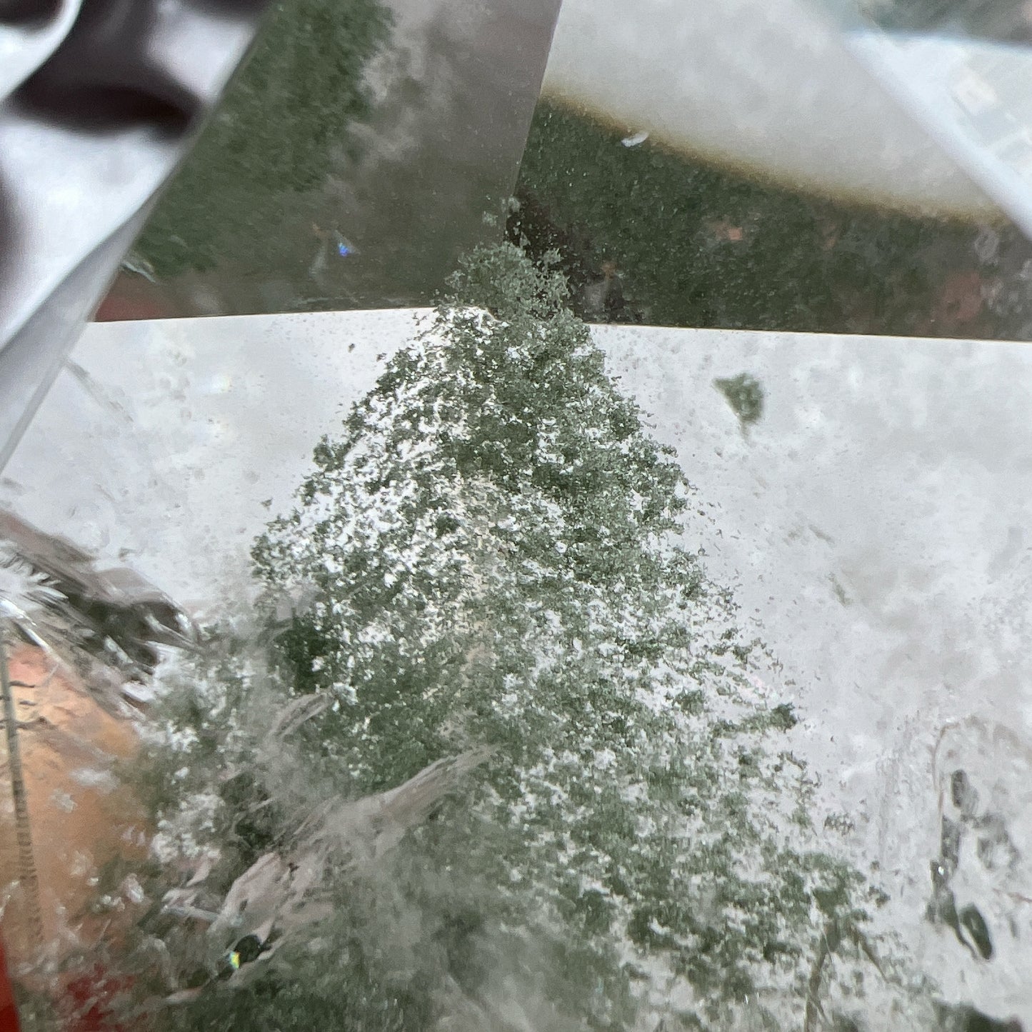 綠幽靈隨形 -主正財,由事業,主意帶來的財富 -聚財,由辛勤努力而累積的財富 -招有助增旺事業的貴人 -平穩情緒