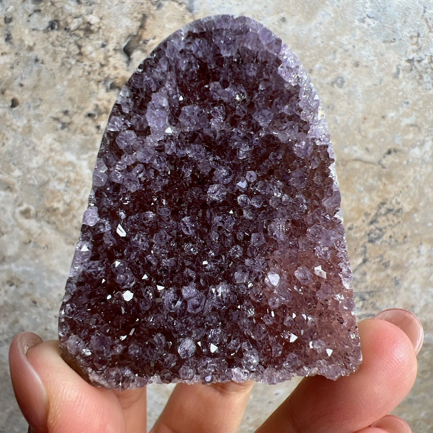 紫水晶 -代表著智慧,幫助頭腦清晰 -增加機智,提高直覺力與潛意識 -有助思考,激發創意,加強記憶力 -有「社交之石」之稱,有助於常遇貴人 -紫色光招引人緣及貴人,具有中國風水學裡「因貴得財」之意。 -加強包容心、容忍性 -舒緩緊張情緒,鎮定安神