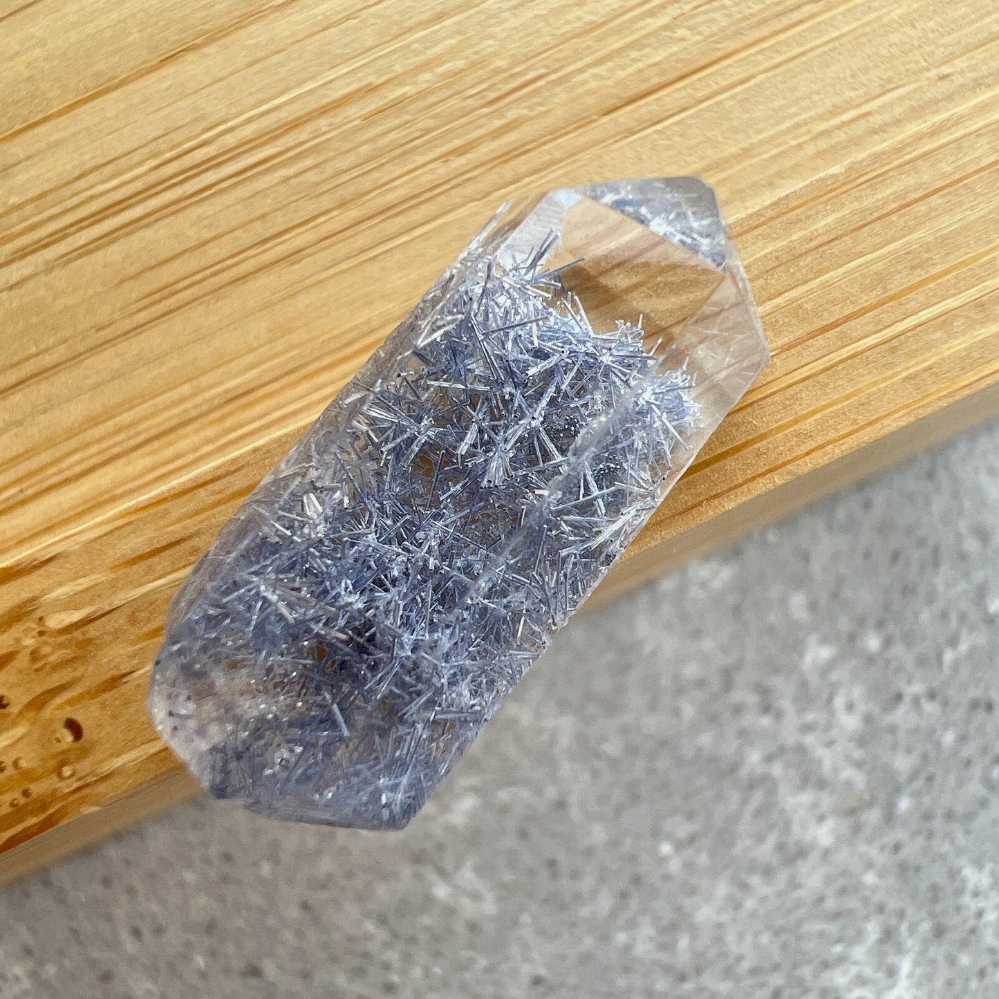 藍線石 -全清晶,質素靚靚 -其蔚藍色澤能帶給人平靜、安穩及喜悅 -擺脫負面思想,緩解情緒,增加正能量 -增加面對困難和挑戰的自信勇氣和積極處事的態度 -提升說話技巧,改善人際關係 -能啟發智慧,加強創意力和腦部思維