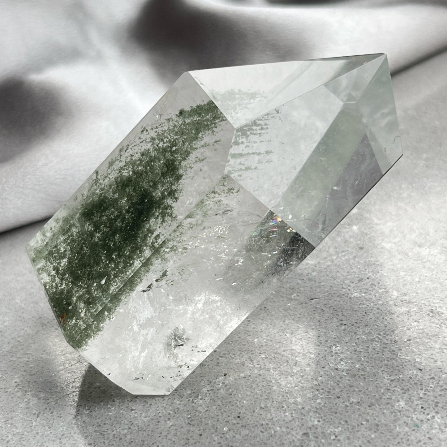 綠幽靈隨形 -主正財,由事業,主意帶來的財富 -聚財,由辛勤努力而累積的財富 -招有助增旺事業的貴人 -平穩情緒