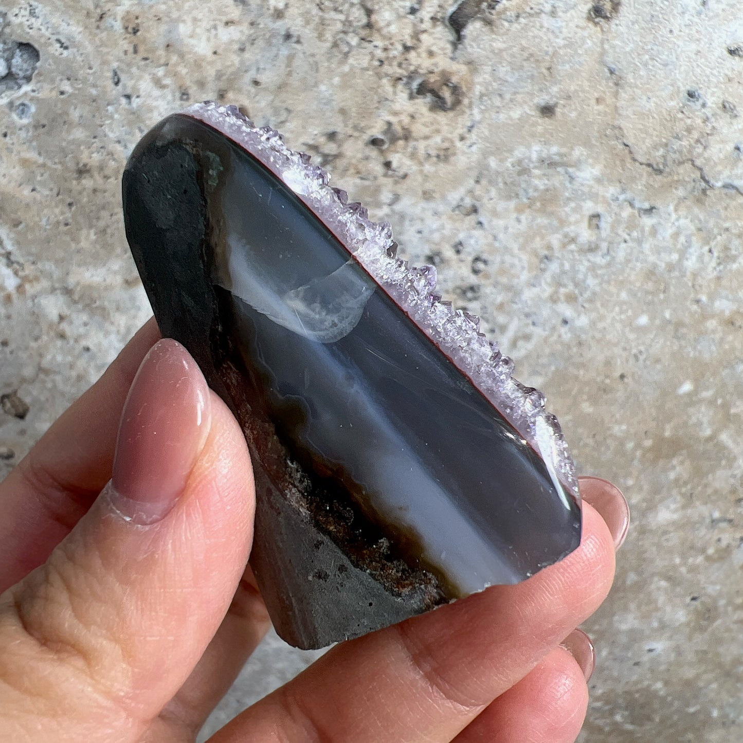 紫水晶 -代表著智慧,幫助頭腦清晰 -增加機智,提高直覺力與潛意識 -有助思考,激發創意,加強記憶力 -有「社交之石」之稱,有助於常遇貴人 -紫色光招引人緣及貴人,具有中國風水學裡「因貴得財」之意。 -加強包容心、容忍性 -舒緩緊張情緒,鎮定安神