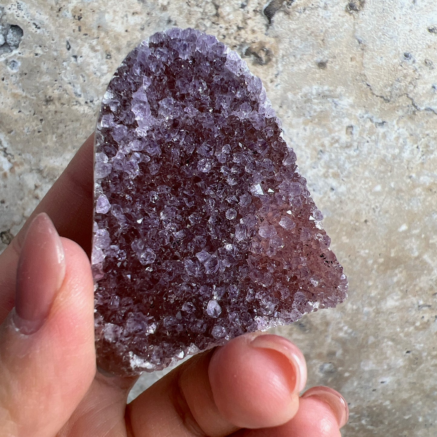 紫水晶 -代表著智慧,幫助頭腦清晰 -增加機智,提高直覺力與潛意識 -有助思考,激發創意,加強記憶力 -有「社交之石」之稱,有助於常遇貴人 -紫色光招引人緣及貴人,具有中國風水學裡「因貴得財」之意。 -加強包容心、容忍性 -舒緩緊張情緒,鎮定安神