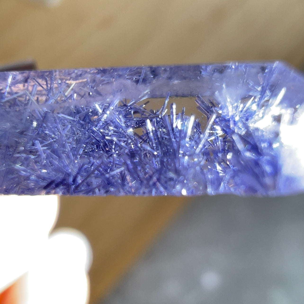 藍線石 -全清晶,質素靚靚 -其蔚藍色澤能帶給人平靜、安穩及喜悅 -擺脫負面思想,緩解情緒,增加正能量 -增加面對困難和挑戰的自信勇氣和積極處事的態度 -提升說話技巧,改善人際關係 -能啟發智慧,加強創意力和腦部思維