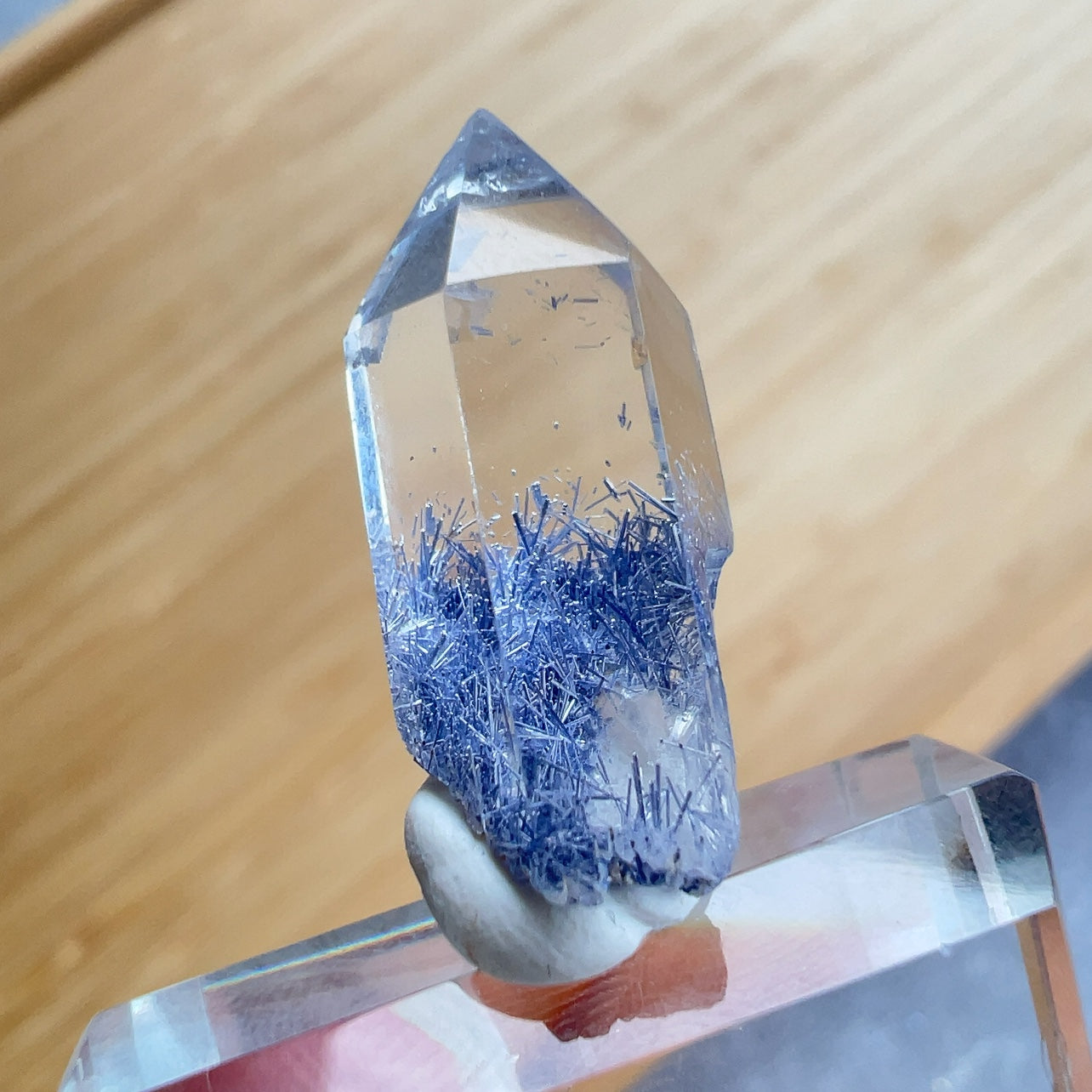 藍線石 -全清晶,質素靚靚 -其蔚藍色澤能帶給人平靜、安穩及喜悅 -擺脫負面思想,緩解情緒,增加正能量 -增加面對困難和挑戰的自信勇氣和積極處事的態度 -提升說話技巧,改善人際關係 -能啟發智慧,加強創意力和腦部思維