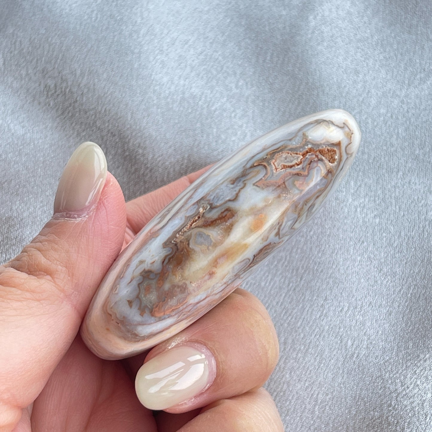 Pink crazy lace agate是一種多彩的瑪瑙,通常呈粉紅色,並有白色、灰色、黃色等顏色的斑紋。它的名字“crazy lace”意指其形狀和斑紋猶如瘋狂的迴線,非常有趣。Pink crazy lace agate被認為具有平衡、和諧和穩定情緒的功效。它也被視為一種有助於增強信心、勇氣和行動力的水晶,有助於消除負面情緒,增加正能量。