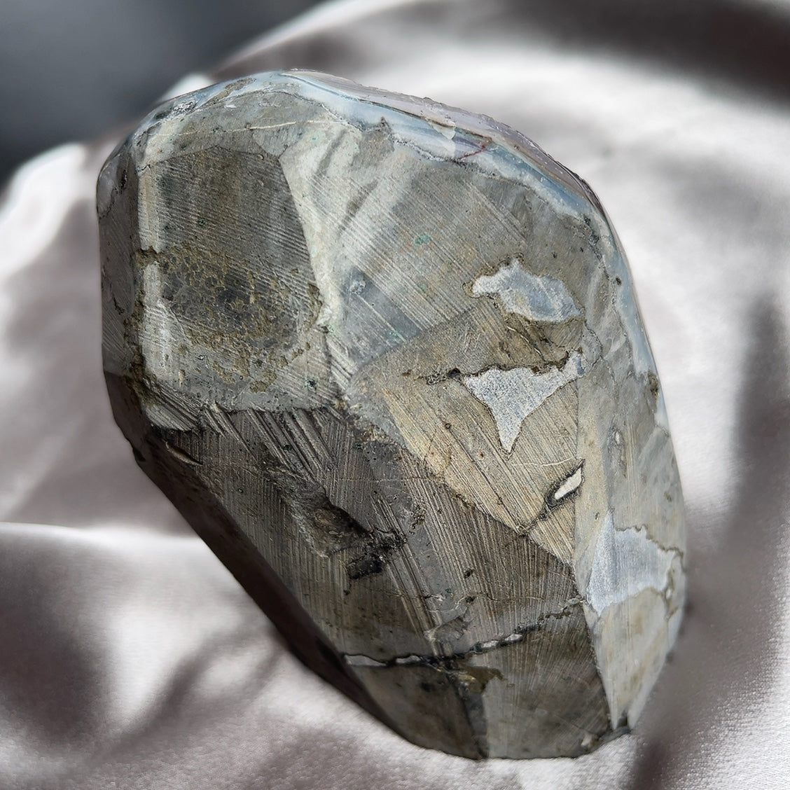 紫水晶 -招福保平安,聚財聚人氣 -紫色光招引人緣及貴人,具有中國風水學裡「因貴得財」之意 -代表著智慧,幫助頭腦清晰 -增加機智,提高直覺力與潛意識 -有助思考,激發創意,加強記憶力 -有「社交之石」之稱,有助於常遇貴人 -加強包容心、容忍性 -舒緩緊張情緒,鎮定安神