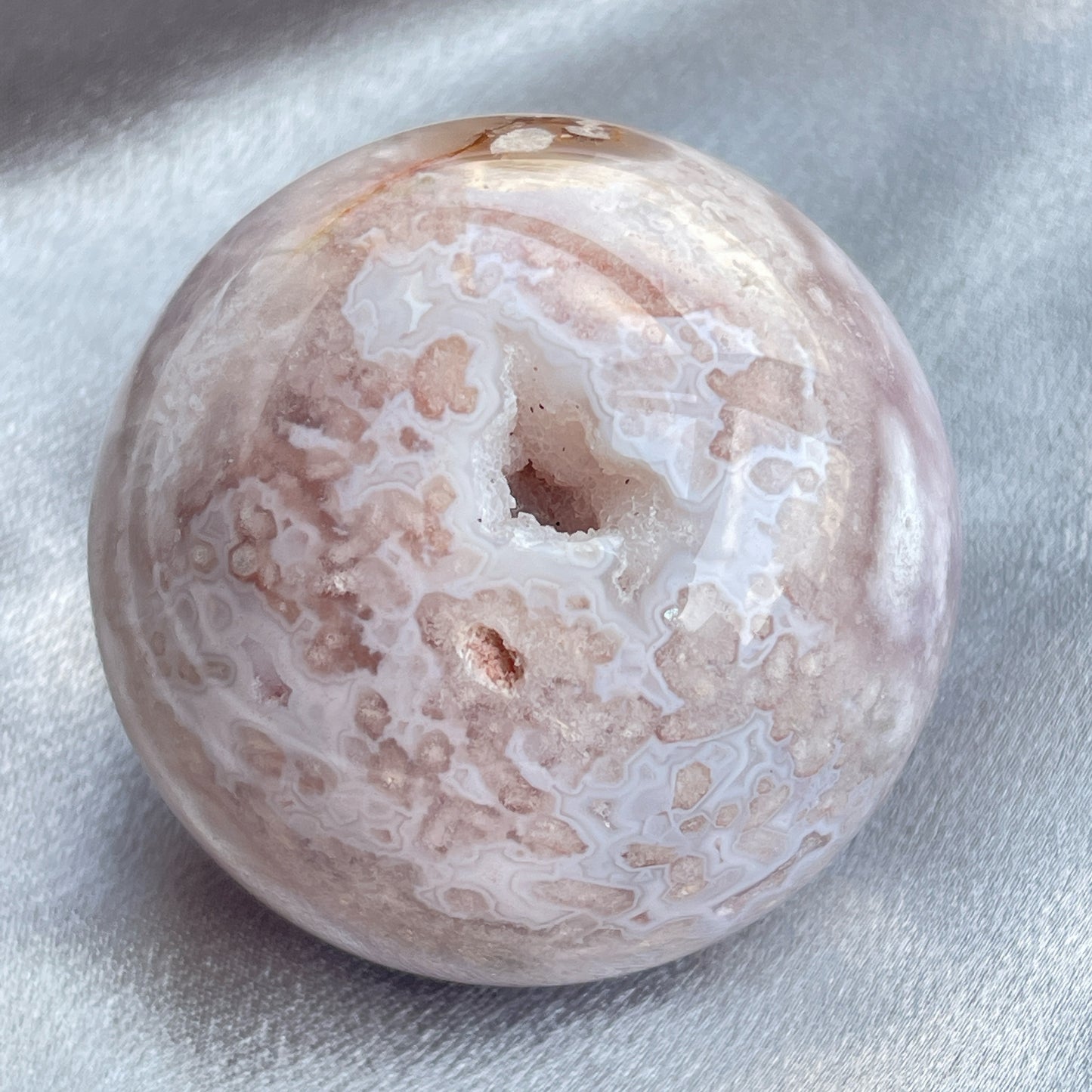 紫晶櫻花瑪瑙開口笑球 這是一個開口笑,是紫晶櫻花瑪瑙球,淡淡的紫粉紅色,再配上清晰的白瑪瑙紋💕 瑪瑙-Agate品種繁多,整個瑪瑙家族十分龐大。其中一種瑪瑙充滿溫柔優雅之美,深受女仕們喜愛,就是櫻花瑪瑙 - Blossoms Agate🌸 櫻花瑪瑙被視為寶石中的「第三眼」,靈性十足,象徵友善與愛心,也代表希望。 櫻花瑪瑙晶體內含粉白色、猶如朵朵盛開之櫻花的共生礦,每枝形態獨一無二,為人帶來溫柔細膩的內涵,會令人要停下來慢慢欣賞佢嘅美。 -能令人精神放鬆,減少失眠症狀 -瑪瑙具有平衡,穩定及保護的作用 -也是護身符及辟邪物,有保平安功效 -瑪瑙維持身心和諧,增強愛、忠誠及勇氣