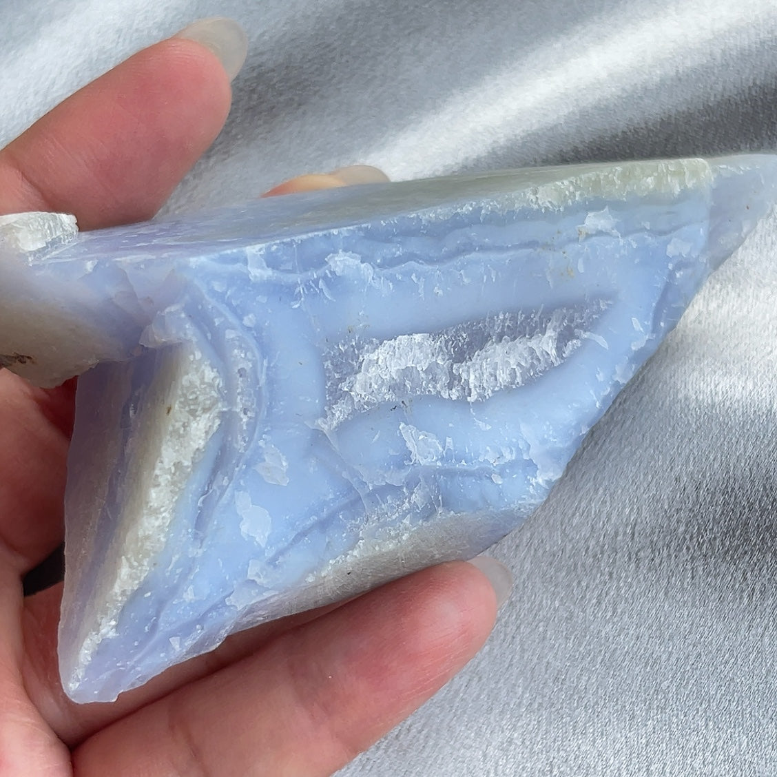 藍紋瑪瑙原礦 -有助頭腦清晰,增強表達能力 -保持心靈穩定,平靜 -減少焦慮的負面情緒 -促進改善人際關係