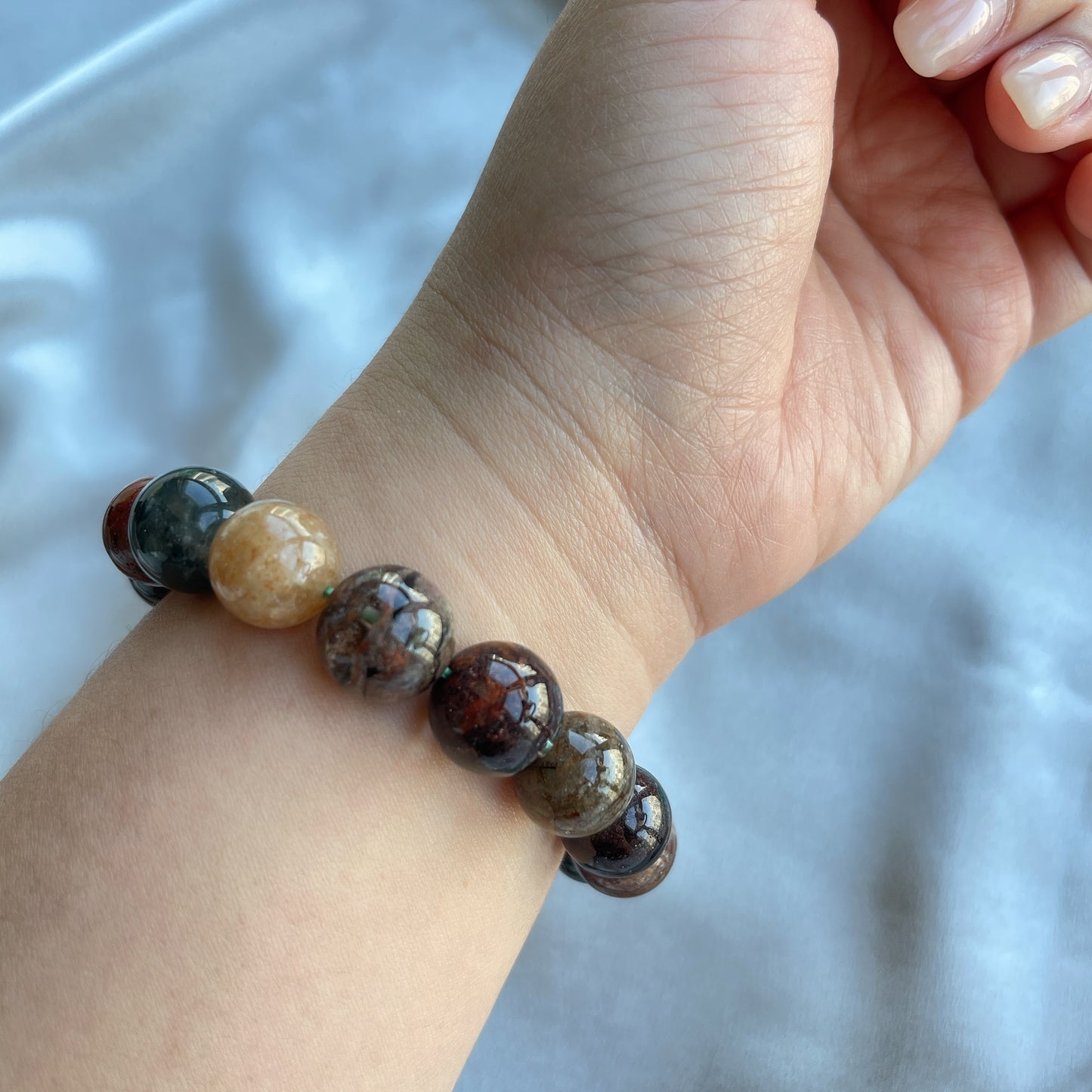 ▫️綠幽靈 -主正財,由事業,主意帶來的財富 -聚財,由辛勤努力而累積的財富 -招有助增旺事業的貴人 -平穩情緒 ▫️紅幽靈 -增加包容心與同理心 -增加理解力與包容能力 -招財的功效 -緩解疲憊,放鬆情緒 ▫️白幽靈 -淨化個人氣場 -提升記憶力