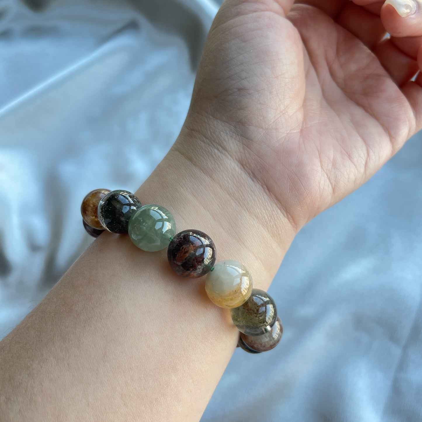 ▫️綠幽靈 -主正財,由事業,主意帶來的財富 -聚財,由辛勤努力而累積的財富 -招有助增旺事業的貴人 -平穩情緒 ▫️紅幽靈 -增加包容心與同理心 -增加理解力與包容能力 -招財的功效 -緩解疲憊,放鬆情緒 ▫️白幽靈 -淨化個人氣場 -提升記憶力