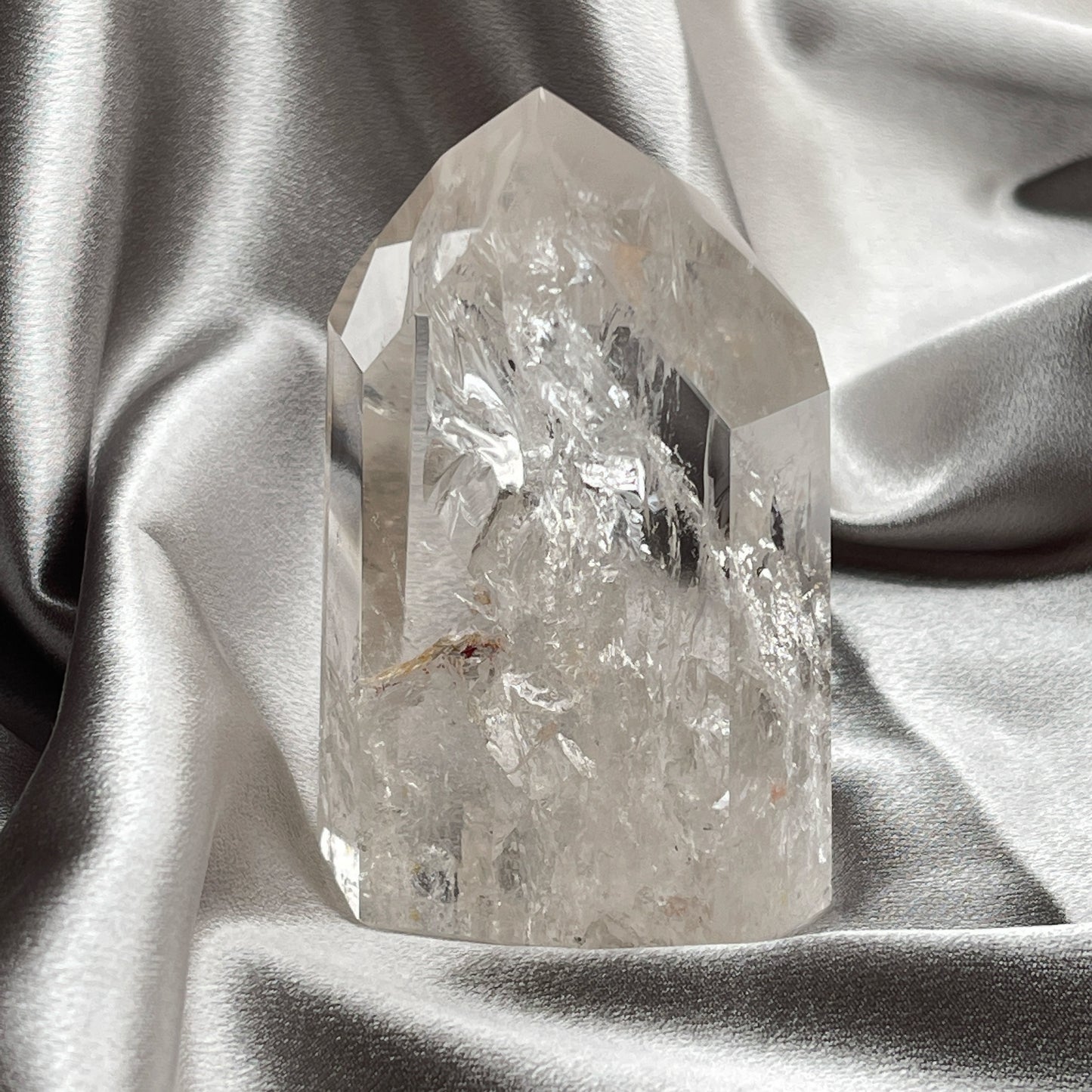 巴西直送白水晶共生膠花柱 -「水晶之王」,是萬用療癒石 -能淨化四周負性能量 -釋放負能量,平衡內心的焦慮不安 -鎮定安神之效,開發智慧 -提升自我肯定,提升正能量 -幫助集中注意力,有助讀書求學