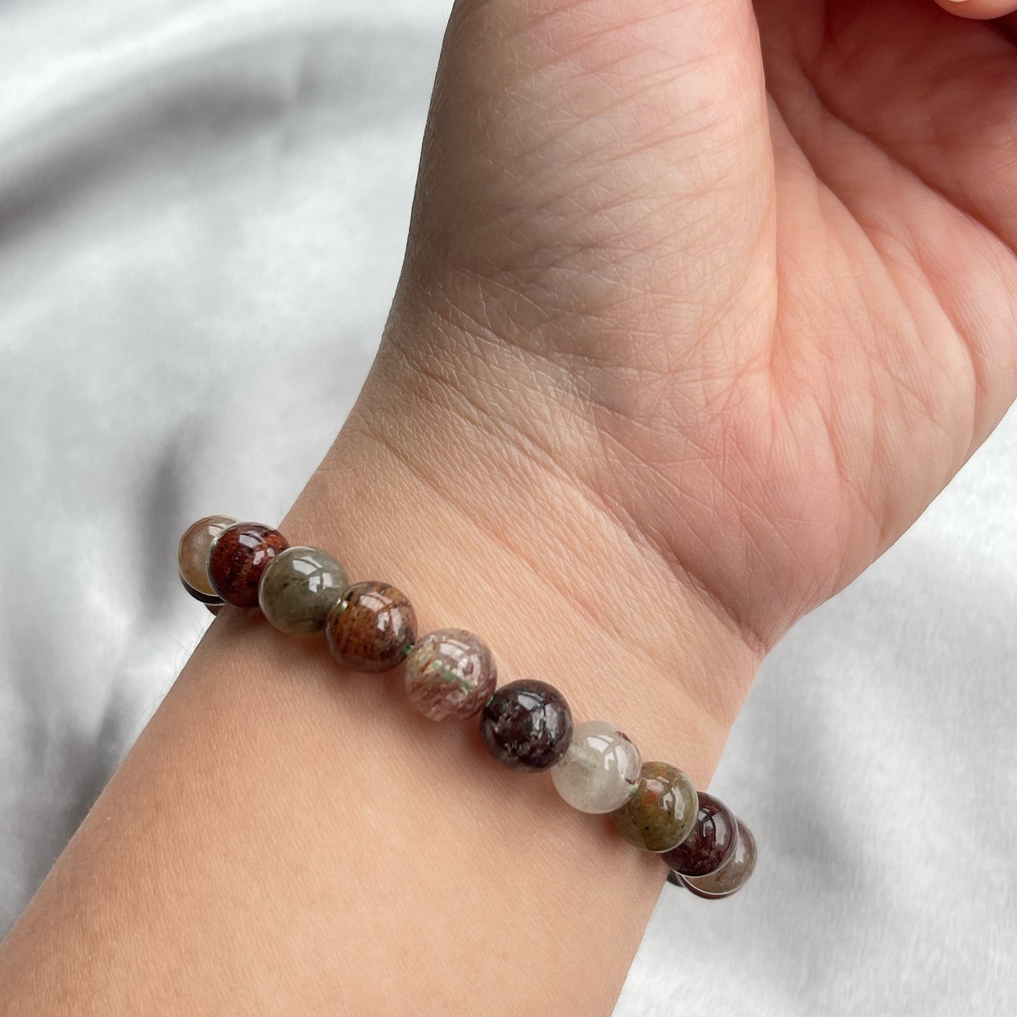 ▫️綠幽靈 -主正財,由事業,主意帶來的財富 -聚財,由辛勤努力而累積的財富 -招有助增旺事業的貴人 -平穩情緒 ▫️紅幽靈 -增加包容心與同理心 -增加理解力與包容能力 -招財的功效 -緩解疲憊,放鬆情緒 ▫️白幽靈 -淨化個人氣場 -提升記憶力