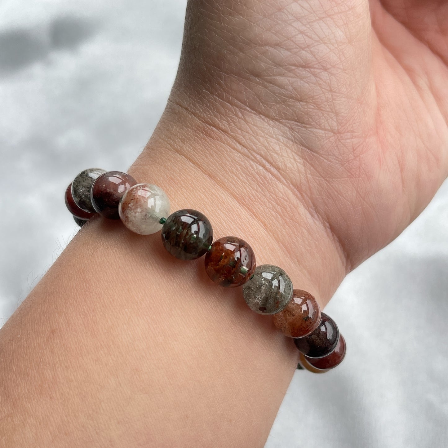 ▫️綠幽靈 -主正財,由事業,主意帶來的財富 -聚財,由辛勤努力而累積的財富 -招有助增旺事業的貴人 -平穩情緒 ▫️紅幽靈 -增加包容心與同理心 -增加理解力與包容能力 -招財的功效 -緩解疲憊,放鬆情緒 ▫️白幽靈 -淨化個人氣場 -提升記憶力