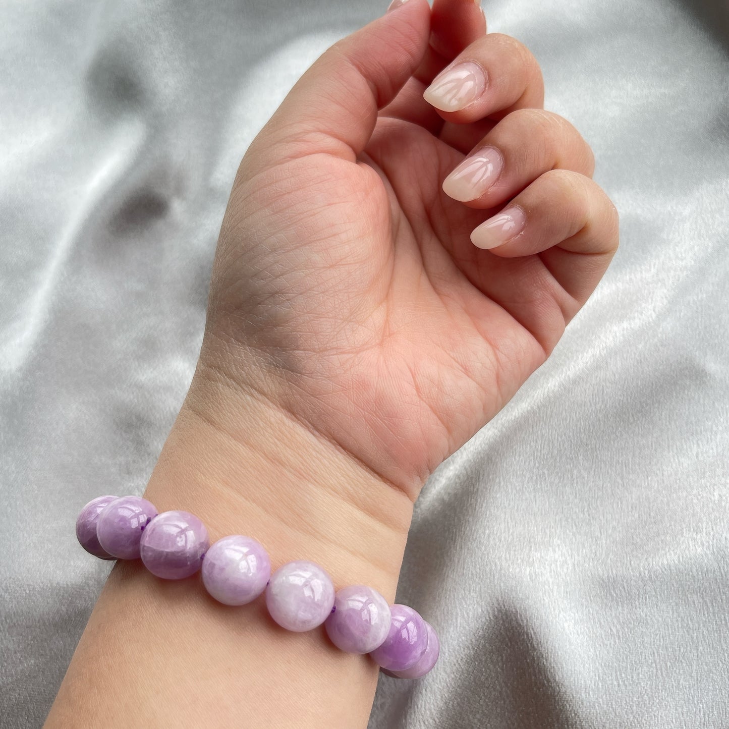 「愛情,人緣,姻緣」又稱為水晶皇后 -令心情變得積極開朗,提升做事幹勁 -可以平衡環境中的負能量 -平衡抑鬱情緒,帶來平靜,平和的積極態度 -提升抗壓能力 -教導我們放開執著的慾念 -喚醒我們內心無私的愛,提升自身的魅力,遇到愛護你的伴侶 -有調和人與人之間關係的功效