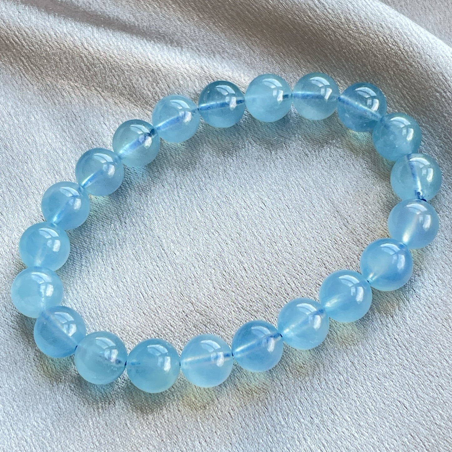 海藍寶手串 海藍寶是歐洲自古以來最為人喜愛的寶石,並以Aquamarine 這個丁語為名,意思指「海水」。 海藍寶與祖母綠一樣屬於「綠柱石族」的寶石,裡面的水藍色是微量的鐵元素所造成的。 -放鬆緊張情緒,提升做事的勇氣和自信 -提升表達能力⬆️ -適合工作上常常需要和人溝通的朋友