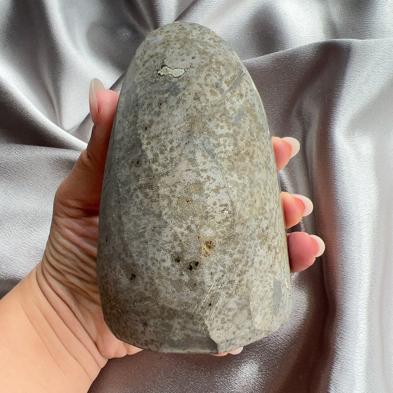 烏拉圭軟糖淡紫色異象紫晶鎮 異象晶其實是紫水晶的變異,產量較紫水晶鎮稀少 ,異象晶鎮是吉祥如意的寶石,放置在辦公室、客廳、書房與臥室等,都可以用以淨化室內不淨的磁場及負能量。 異象晶鎮也可以幫手串消磁、淨化、充電。 紫水晶 -代表著智慧,幫助頭腦清晰 -增加機智,提高直覺力與潛意識 -有助思考,激發創意,加強記憶力 -有「社交之石」之稱,有助於常遇貴人 -紫色光招引人緣及貴人,具有中國風水學裡「因貴得財」之意。 -加強包容心、容忍性 -舒緩緊張情緒,鎮定安神