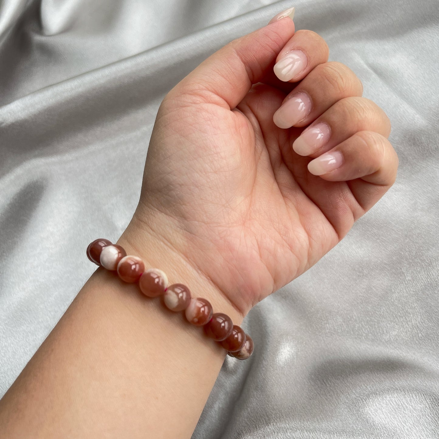 櫻花瑪瑙 -瑪瑙-Agate品種繁多,整個瑪瑙家族十分龐大。其中一種瑪瑙充滿溫柔優雅之美,深受女仕們喜愛,就是櫻花瑪瑙 - Blossoms Agate🌸 櫻花瑪瑙被視為寶石中的「第三眼」,靈性十足,象徵友善與愛心,也代表希望。 櫻花瑪瑙晶體內含粉白色、猶如朵朵盛開之櫻花的共生礦,每枝形態獨一無二,為人帶來溫柔細膩的內涵,會令人要停下來慢慢欣賞佢嘅美。 -能令人精神放鬆,減少失眠症狀 -瑪瑙具有平衡,穩定及保護的作用 -也是護身符及辟邪物,有保平安功效 -瑪瑙維持身心和諧,增強愛、忠誠及勇氣