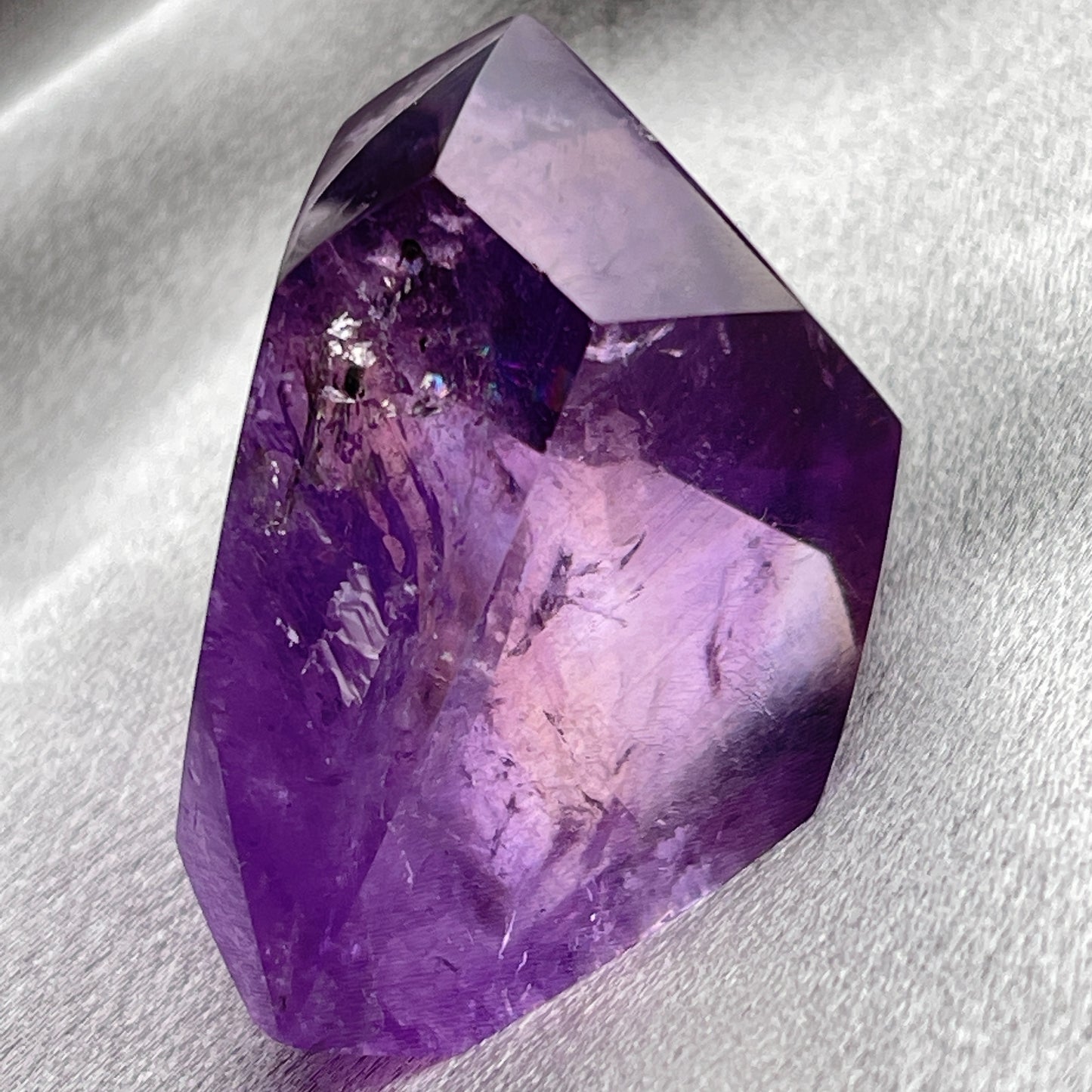 紫水晶隨形 紫水晶 -代表著智慧,幫助頭腦清晰 -增加機智,提高直覺力與潛意識 -有助思考,激發創意,加強記憶力 -有「社交之石」之稱,有助於常遇貴人 -紫色光招引人緣及貴人,具有中國風水學裡「因貴得財」之意。 -加強包容心、容忍性 -舒緩緊張情緒,鎮定安神