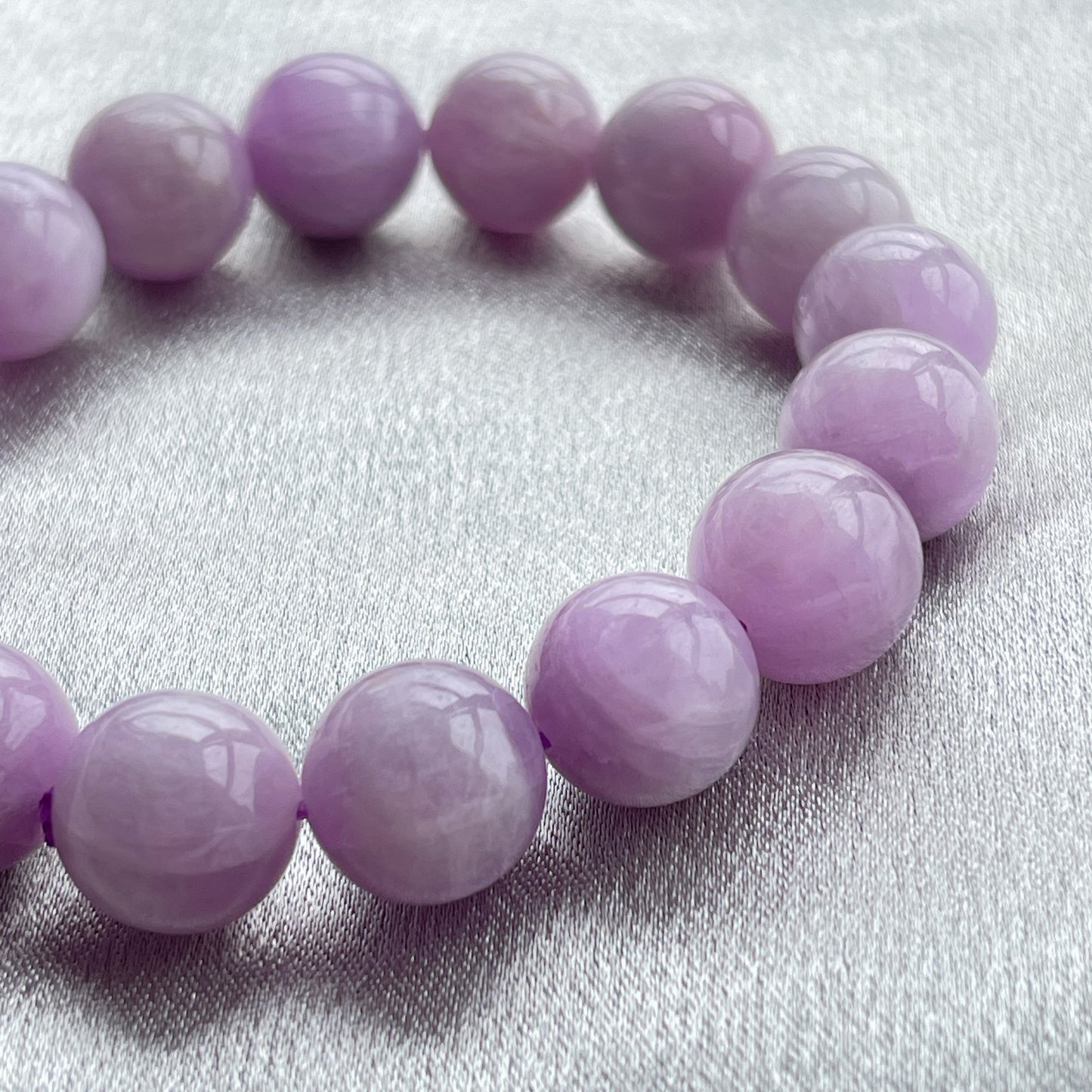 「愛情,人緣,姻緣」又稱為水晶皇后 -令心情變得積極開朗,提升做事幹勁 -可以平衡環境中的負能量 -平衡抑鬱情緒,帶來平靜,平和的積極態度 -提升抗壓能力 -教導我們放開執著的慾念 -喚醒我們內心無私的愛,提升自身的魅力,遇到愛護你的伴侶 -有調和人與人之間關係的功效