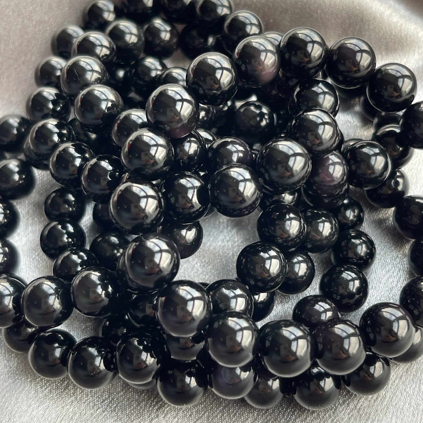 紫光唔係成日有,鍾意紫光的朋友仔快啲入返一條啦! 紫曜石在燈光下就會見到好靚的紫眼 -最強淨化能力 -辟邪擋煞 -保護不受負面能量影響