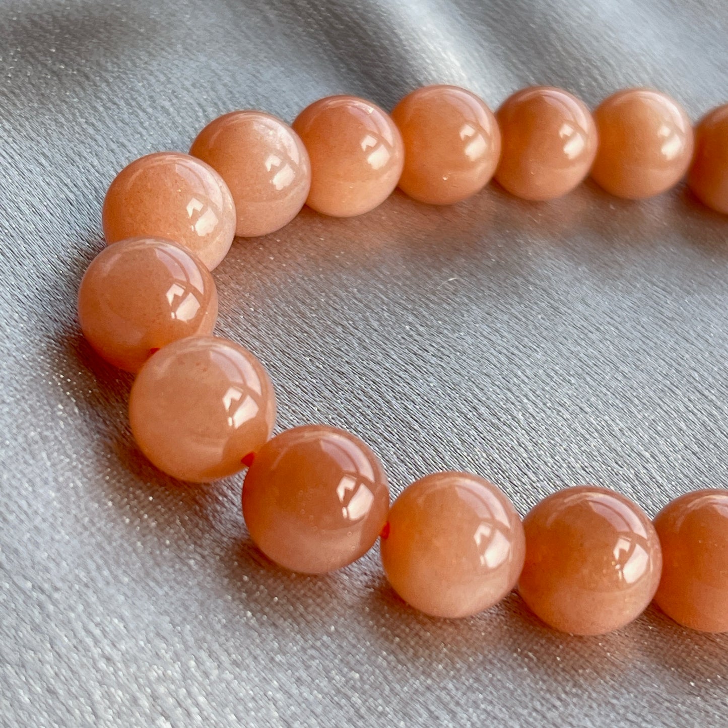 橙月亮石同其他月亮石功效相近 -有助穩定情緒和緩解負面情緒 -有助性格較衝動、說話率直的人變得較柔和 -放鬆身心,重拾平靜和諧 -能潤滑感情,是解決情侶紛爭的晶石 橙月光仔細看雖然也有太陽石裡有的赤鐵礦與針鐵礦的點、針狀物內容,但是會帶有月光石的片狀反光色澤。