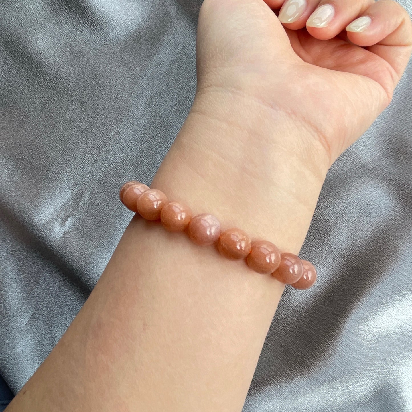 橙月亮石同其他月亮石功效相近 -有助穩定情緒和緩解負面情緒 -有助性格較衝動、說話率直的人變得較柔和 -放鬆身心,重拾平靜和諧 -能潤滑感情,是解決情侶紛爭的晶石 橙月光仔細看雖然也有太陽石裡有的赤鐵礦與針鐵礦的點、針狀物內容,但是會帶有月光石的片狀反光色澤。