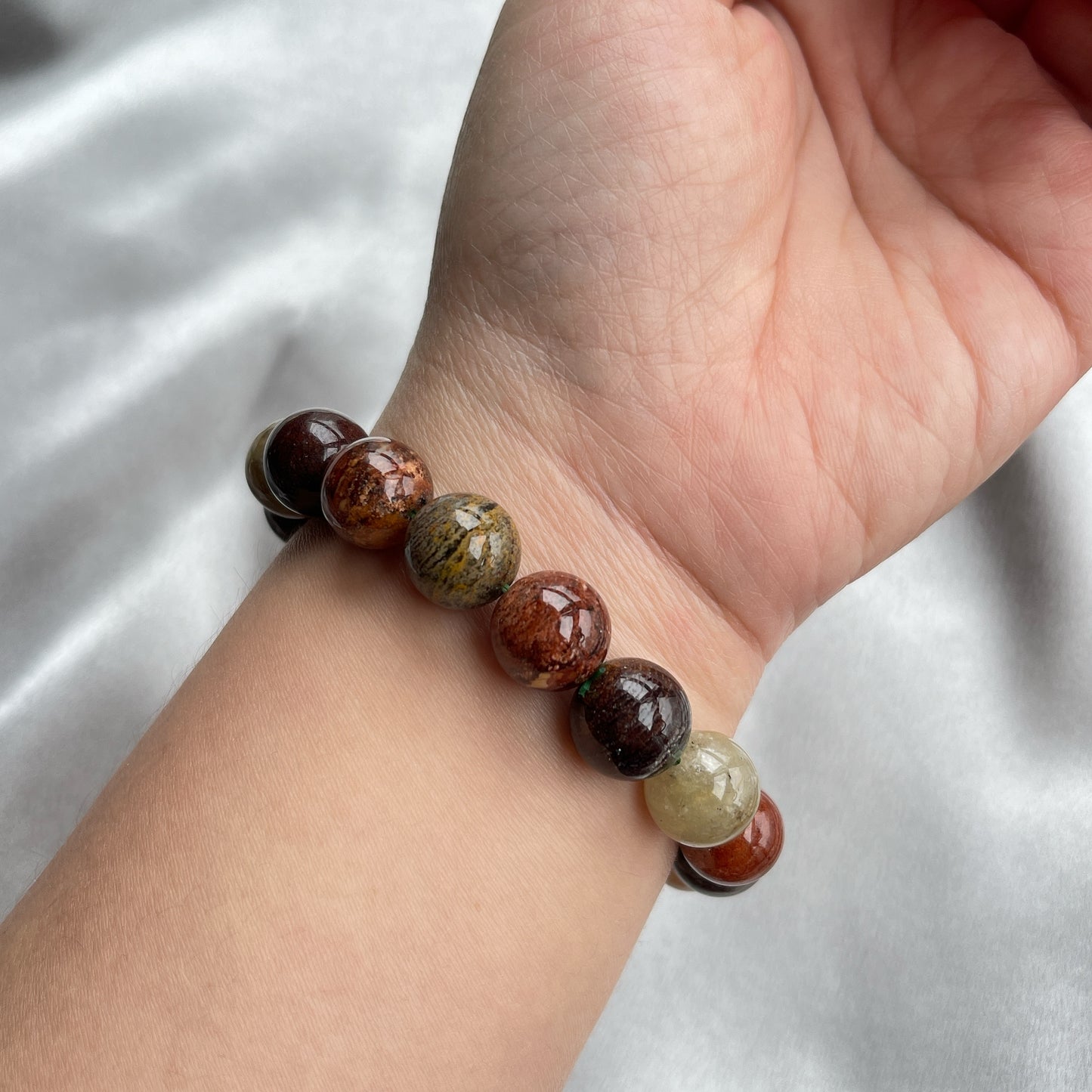 ▫️綠幽靈 -主正財,由事業,主意帶來的財富 -聚財,由辛勤努力而累積的財富 -招有助增旺事業的貴人 -平穩情緒 ▫️紅幽靈 -增加包容心與同理心 -增加理解力與包容能力 -招財的功效 -緩解疲憊,放鬆情緒 ▫️白幽靈 -淨化個人氣場 -提升記憶力