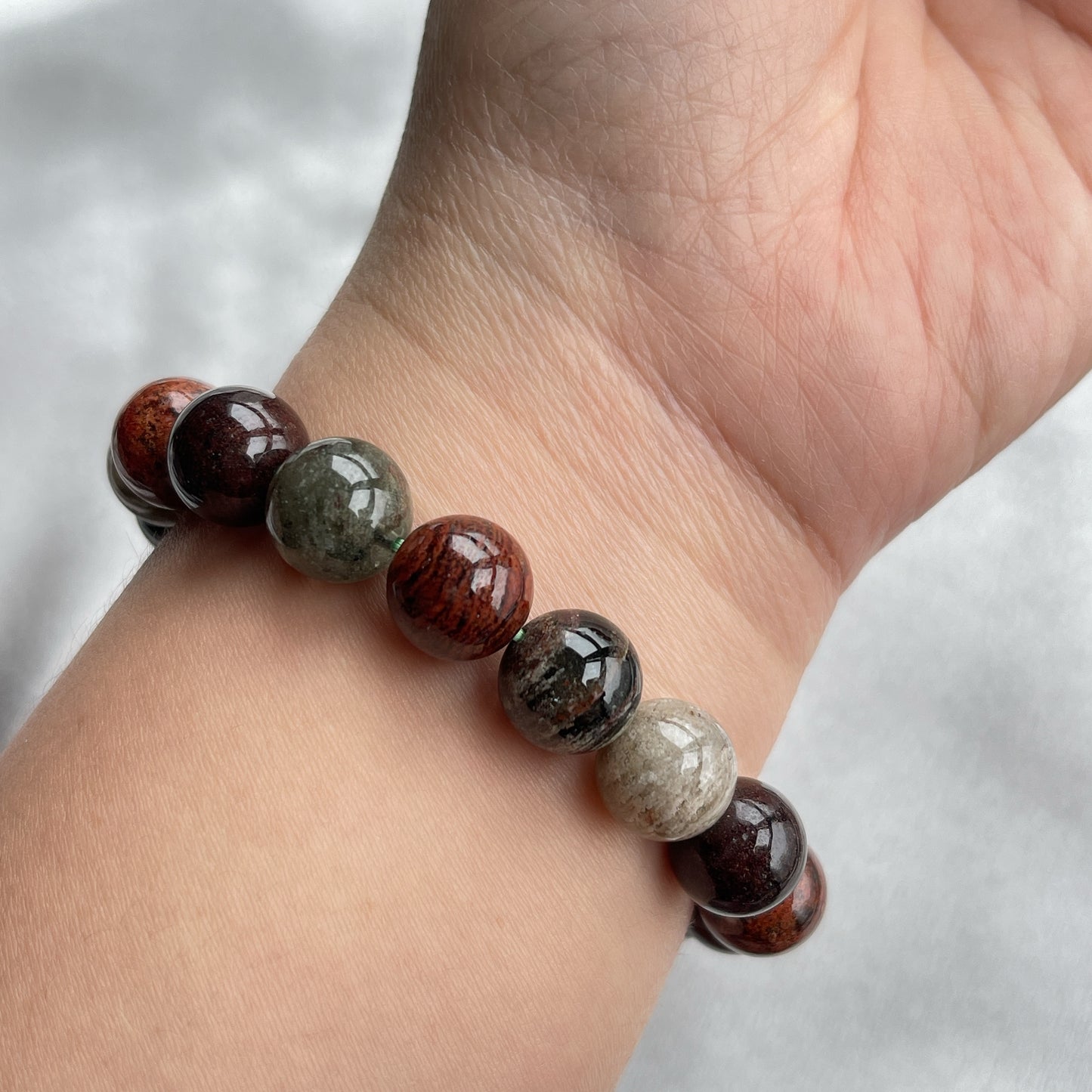 ▫️綠幽靈 -主正財,由事業,主意帶來的財富 -聚財,由辛勤努力而累積的財富 -招有助增旺事業的貴人 -平穩情緒 ▫️紅幽靈 -增加包容心與同理心 -增加理解力與包容能力 -招財的功效 -緩解疲憊,放鬆情緒 ▫️白幽靈 -淨化個人氣場 -提升記憶力