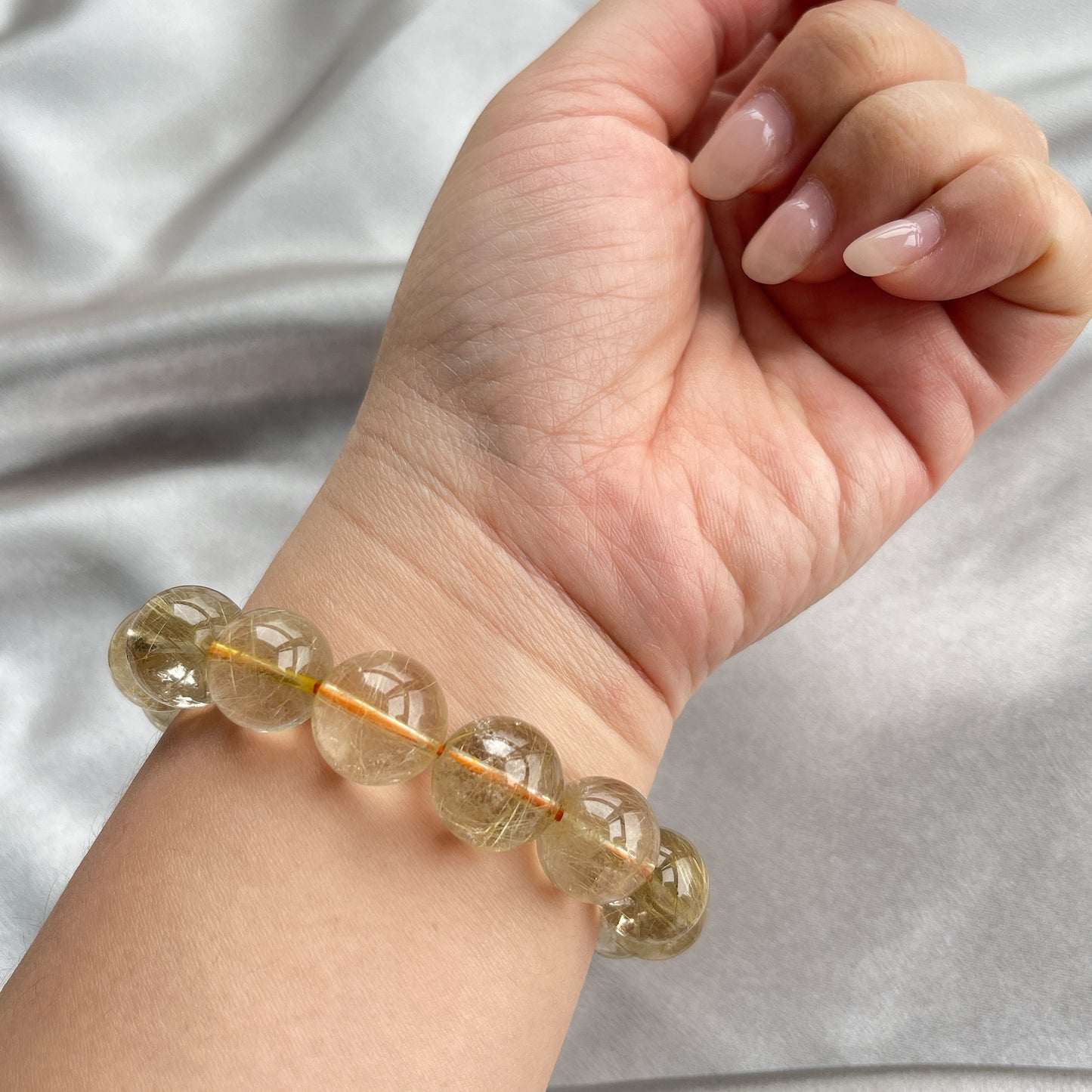 金髮晶 -被譽為「財富之石💰」 -寓意吉祥如意,萬事太平 -招主財、偏財,深受商人歡迎 -幫助人找回自信,做事積極向上 -加強決策力,增加其勇氣和魄力 -有辟邪功效