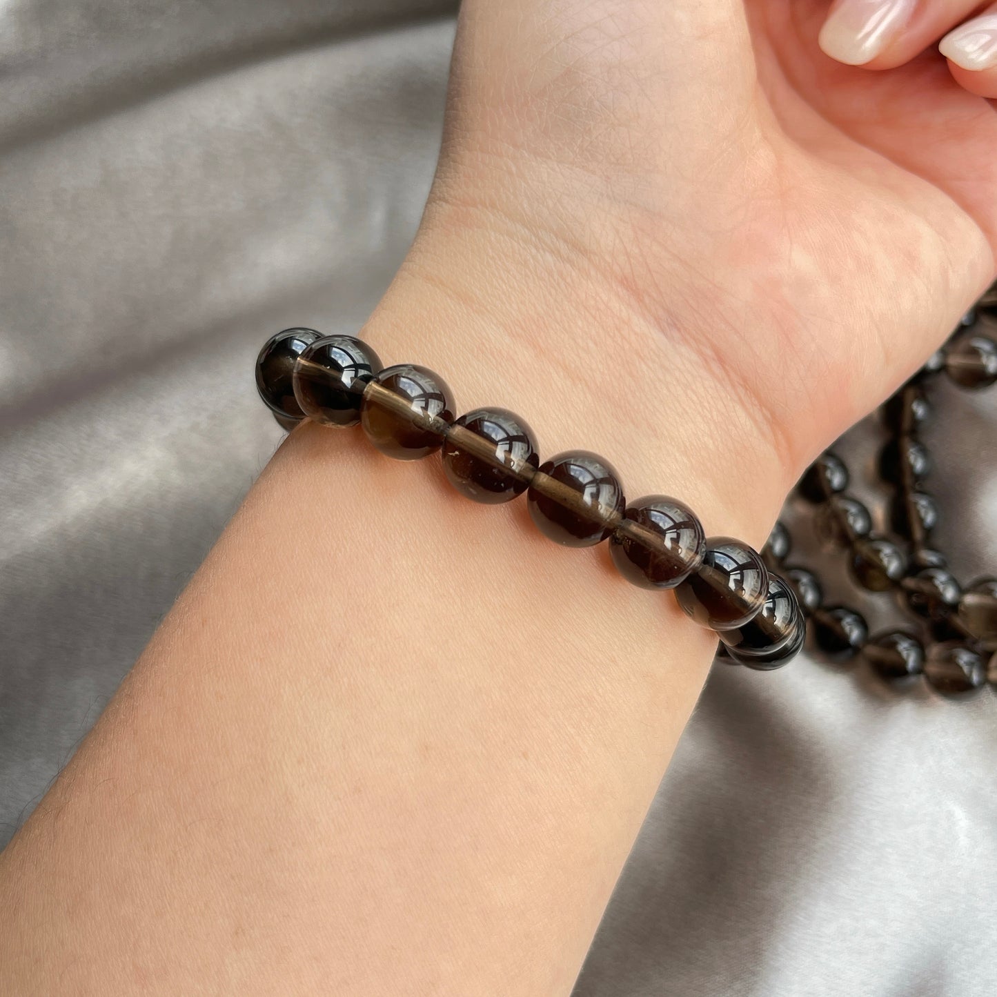 茶晶手串 茶晶又名煙水晶 -舒緩憂鬱心情,祛散負能量 -有穩定平衡的作用,舒緩精神上壓力 -提升人們自信與自尊 -淨化人體內的濁氣與病氣