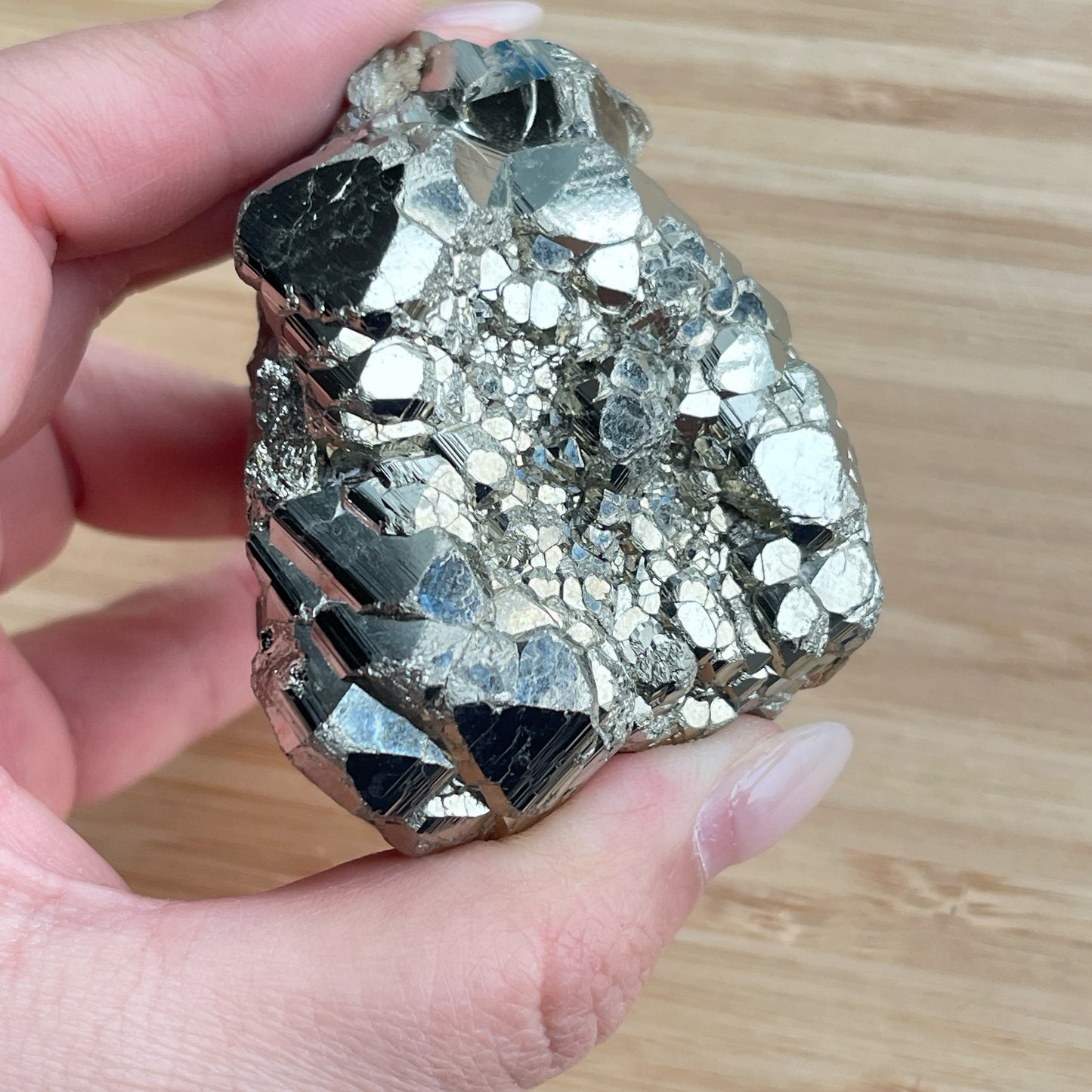 黃鐵礦又名愚人金(Fool’s Gold) 黃鐵礦是鐵和硫所形成的礦物,外觀反射出金黃色的光芒,所以會有人將黃鐵礦和黃金搞混。 🔮聚財法寶🔮 除了大家都十分熟悉的招財聚財功效外,其實黃鐵礦還可以用作辟邪,清除負氣場,淨化室內環境之用。 ** 記得盡量不要將黃鐵礦接觸水氣,盡量保持乾爽,平時得閒用乾紙巾抹抹保持閃令令就可以了😊 Origin : Peru 🇵🇪