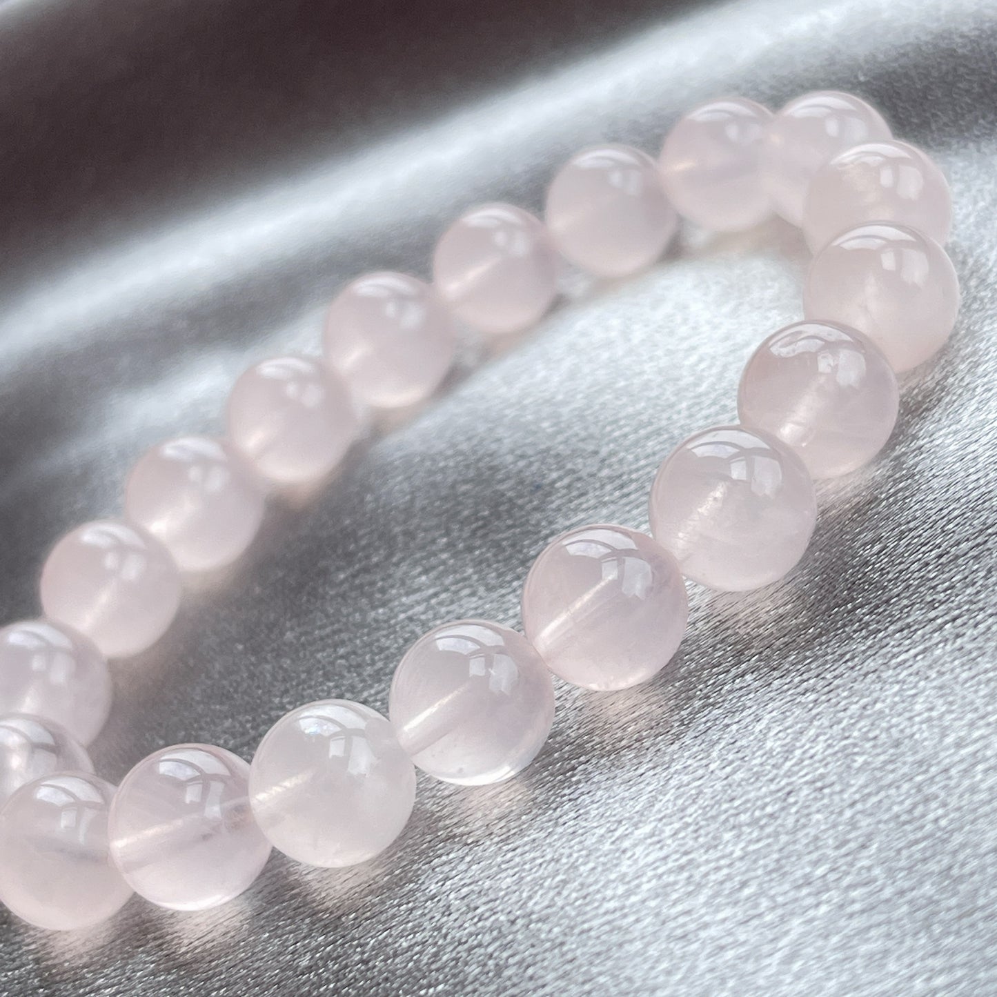 粉晶手串 愛情💓人緣💓生意緣💓 粉晶能教導我們更愛自己,好好愛自己能夠吸引到正面好姻緣❤️ -鬆弛緊張情緒,保持開朗心境 -軟化憤怒情緒,和解衝突 -展現溫柔和諧的愛,增加親和力 -增進人際關係